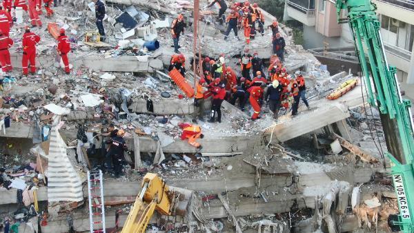 İzmirdeki 6.6lık depremin ardından enkazlarda zamanla yarış