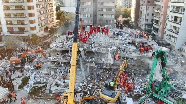 İzmirdeki 6.6lık depremin ardından enkazlarda zamanla yarış