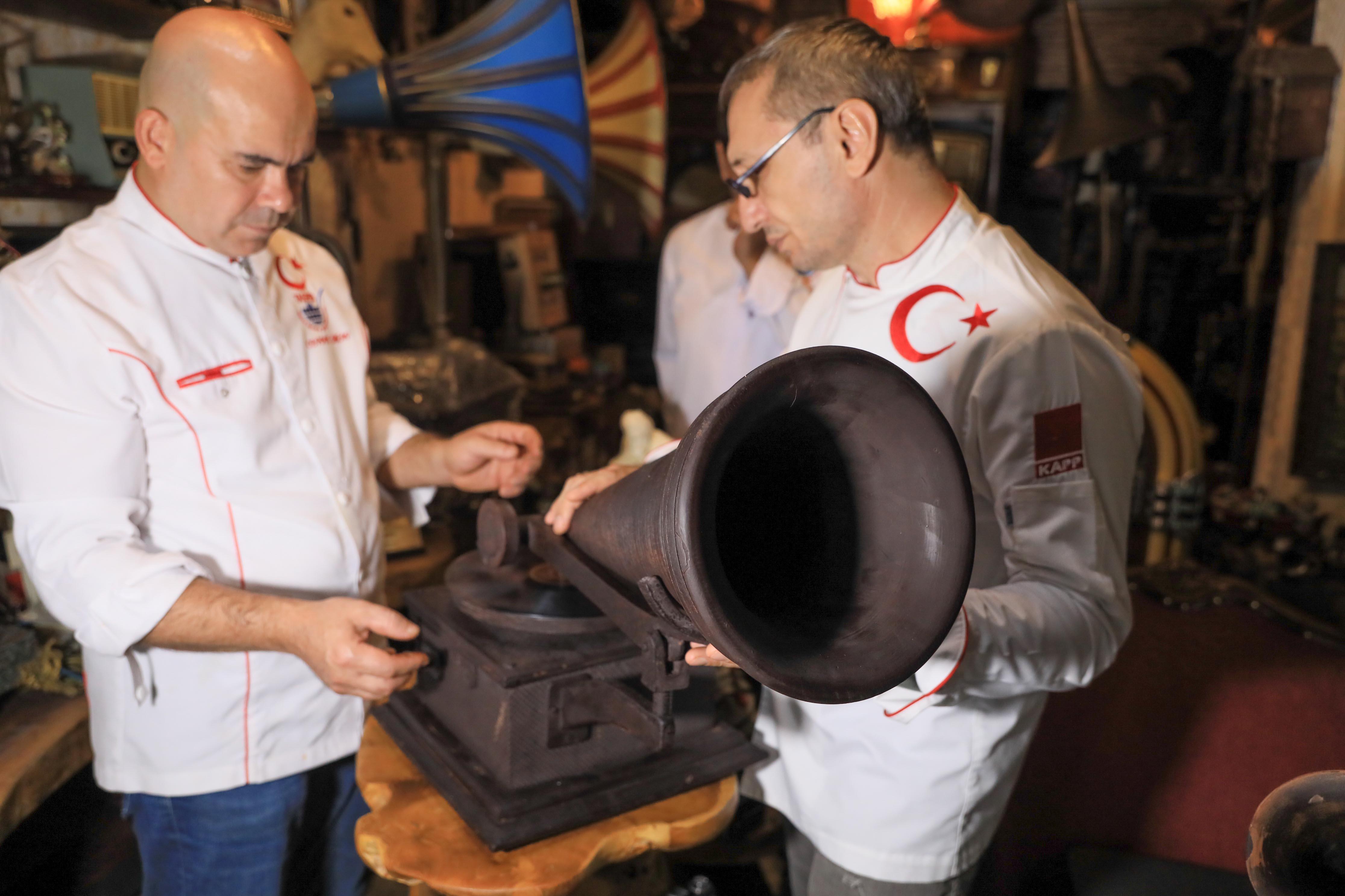 35 kilo çikolatayla 113 yıllık gramofonun aynısını yaptı