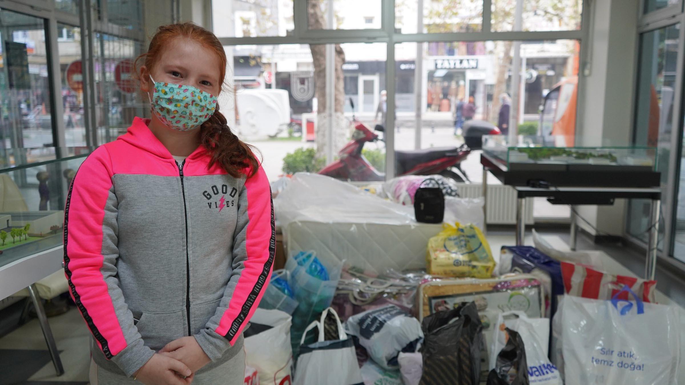 10 yaşındaki Ekin, İzmire maske bağışlarken gözyaşlarını tutamadı