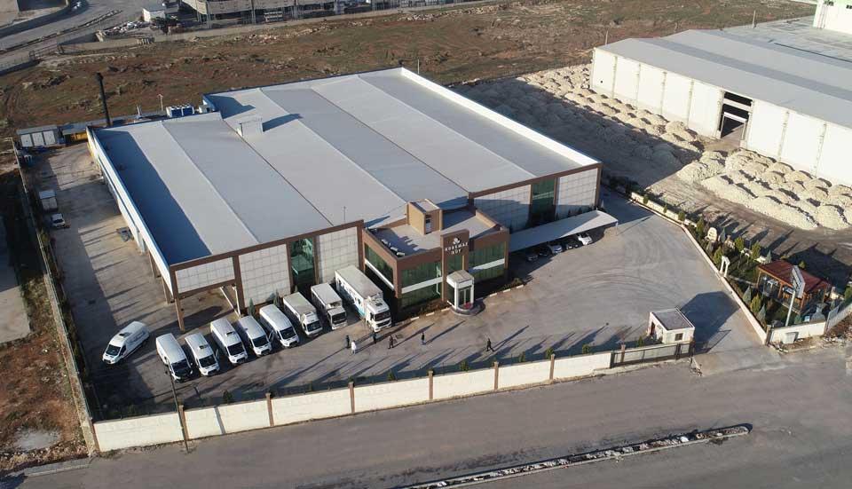 Elindeki sütü satamayınca fabrika açtı