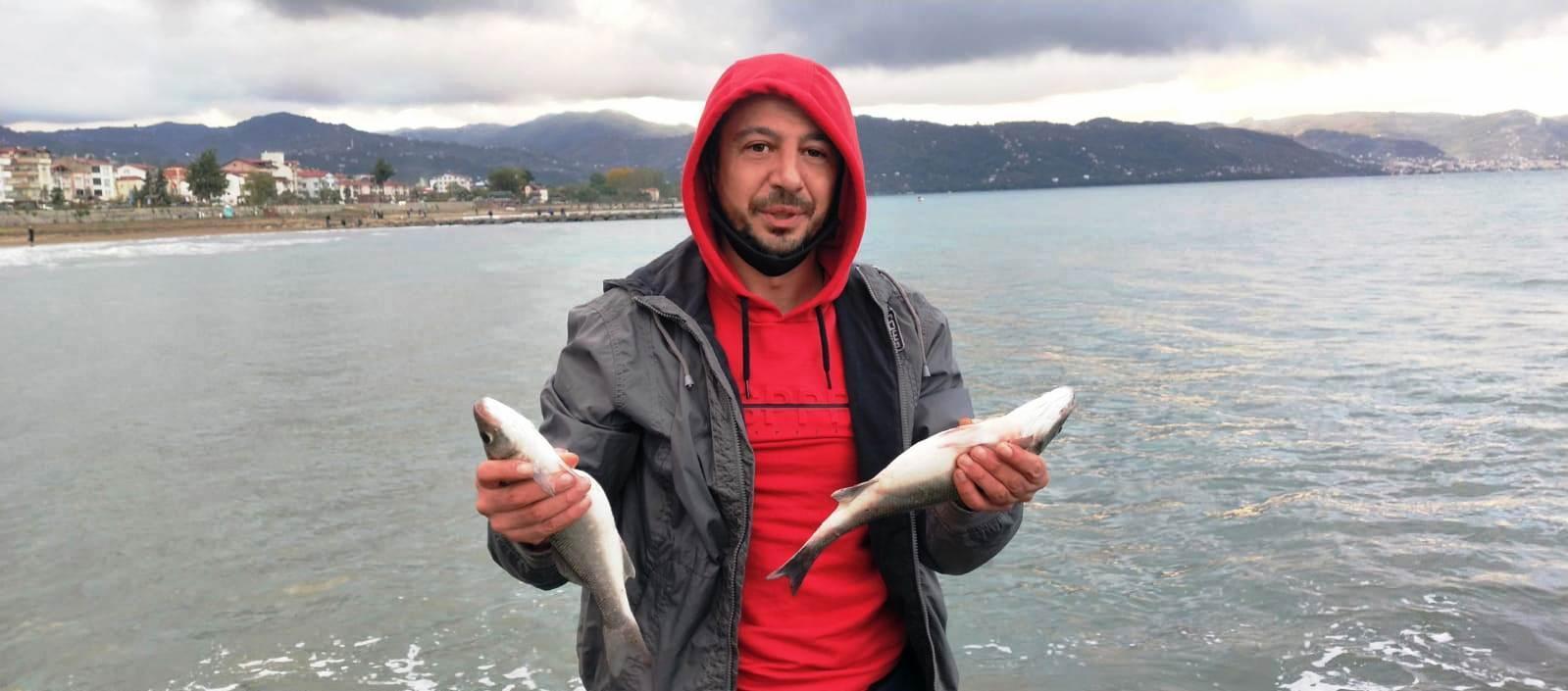 Denizde kafes yırtıldı, oltasını alan sahile akın etti