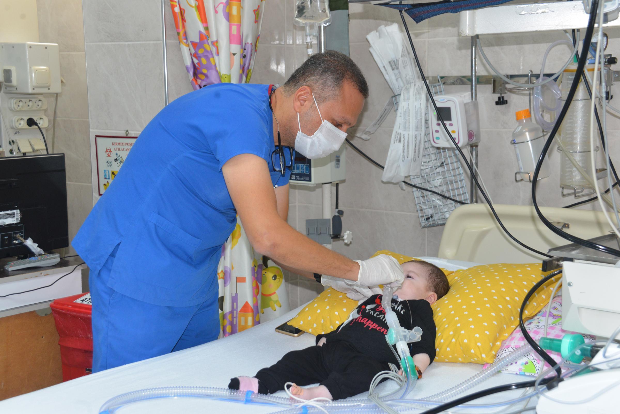 Enkazda uygun bir boşlukta nefes alabilmeleri, yaşama şanslarını artırdı