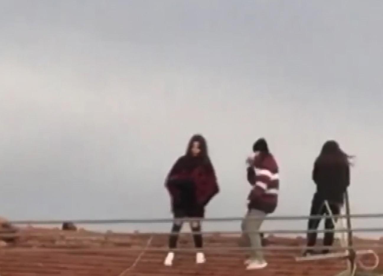 3 genç kız, çatıya çıkıp, tehlikeye aldırış etmeden video çekti