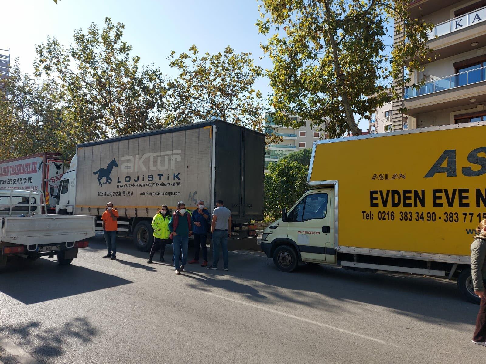 İzmirliler, depremin vurduğu Bayraklıdan kaçıyor