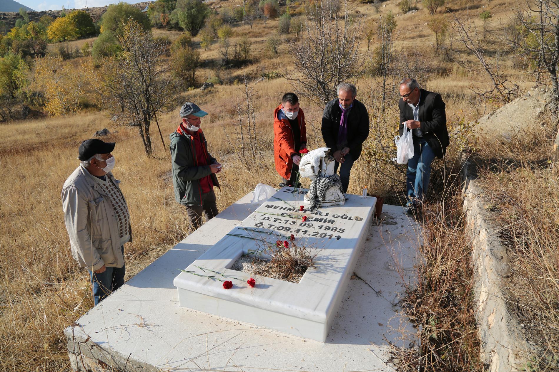 Van depreminde yaşamını yitiren DHA Muhabiri Cem Emir mezarı başında anıldı