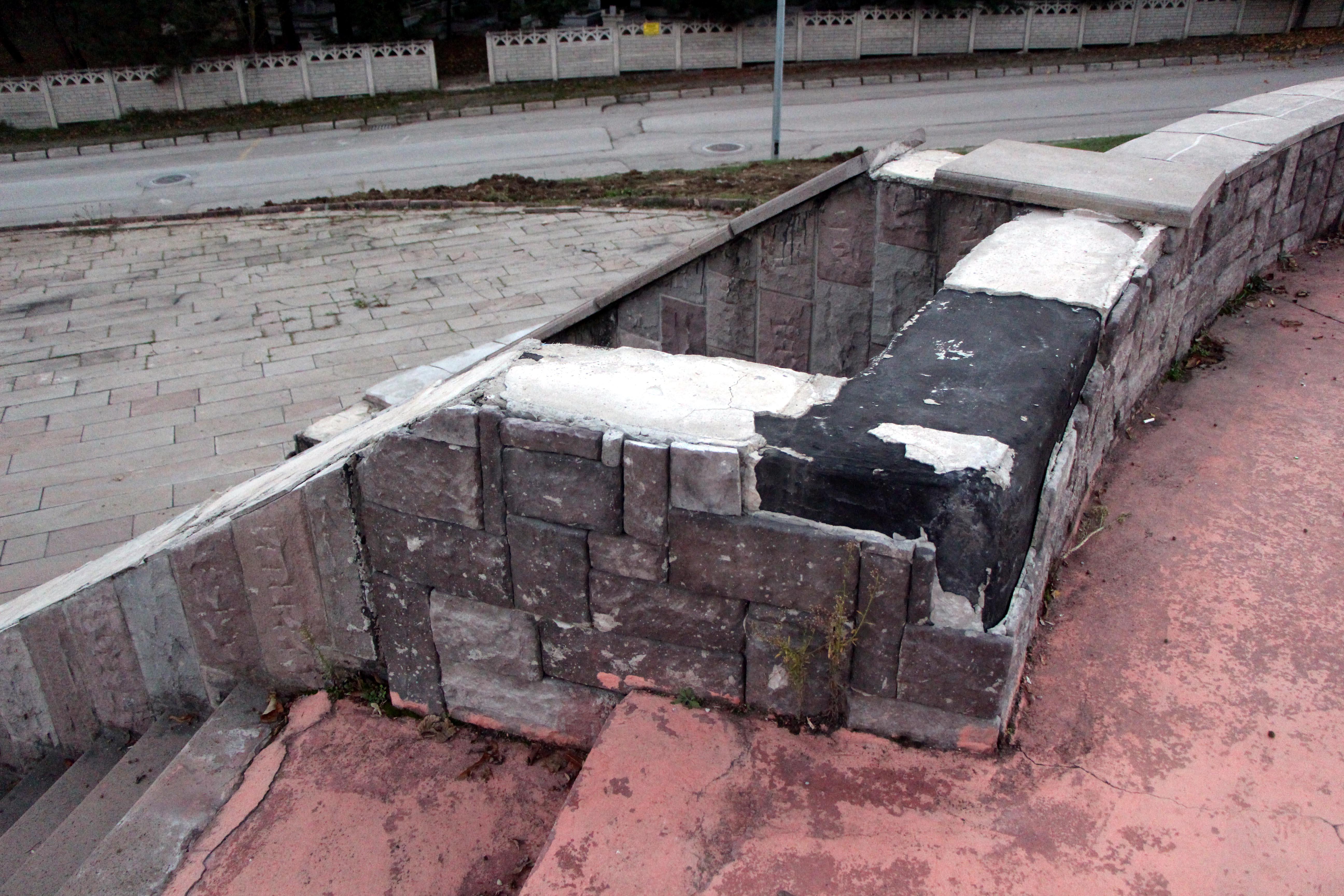 12 Kasım Deprem Anıtının içler acısı hali