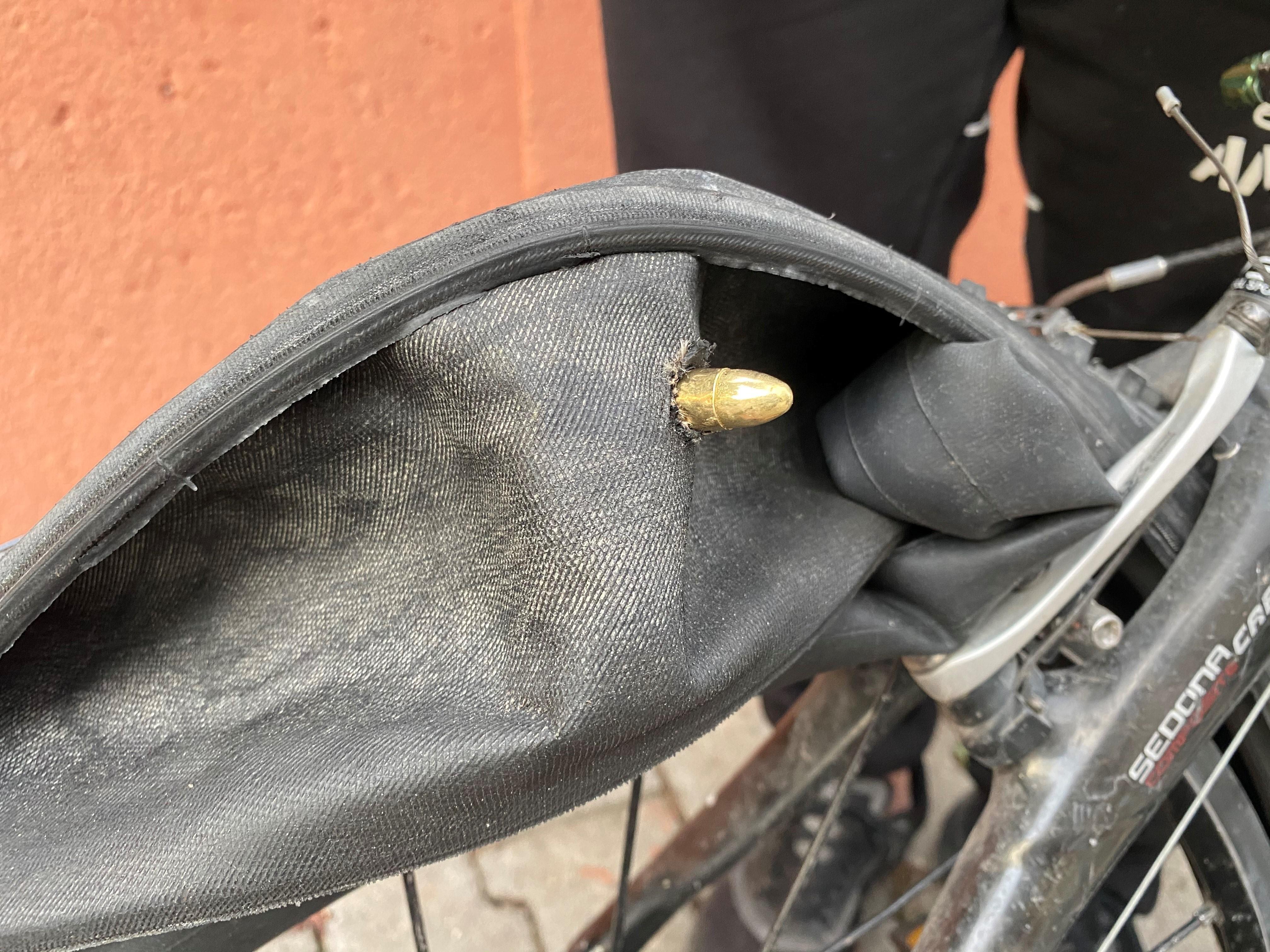 Bisikletinin lastiği patladığında gördüğüne inanamadı