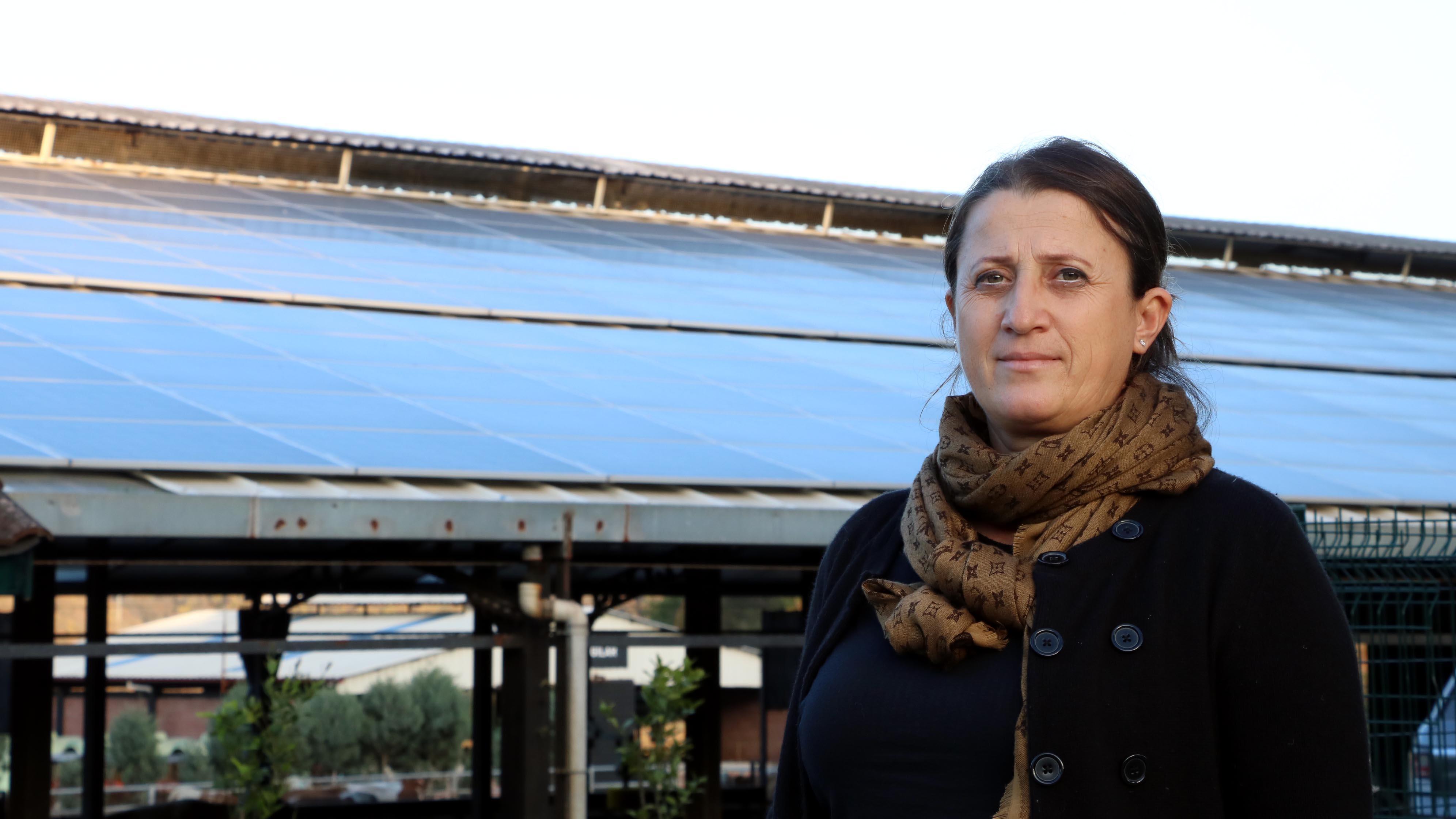 Kurduğu çiftlikle bölgenin en önemli süt üreticisi olan emekli öğretmen, şimdi de kendi enerjisini üretecek