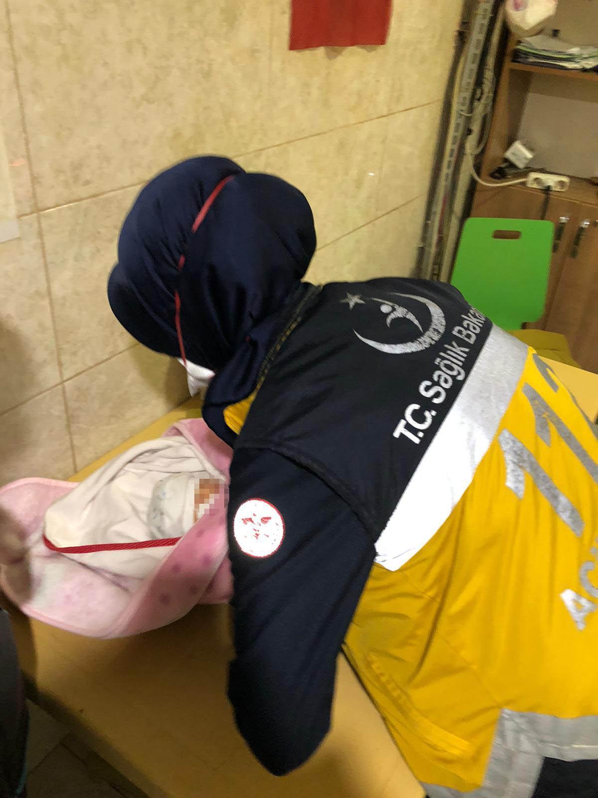 3 günlük bebeğini tuvalete bıraktı