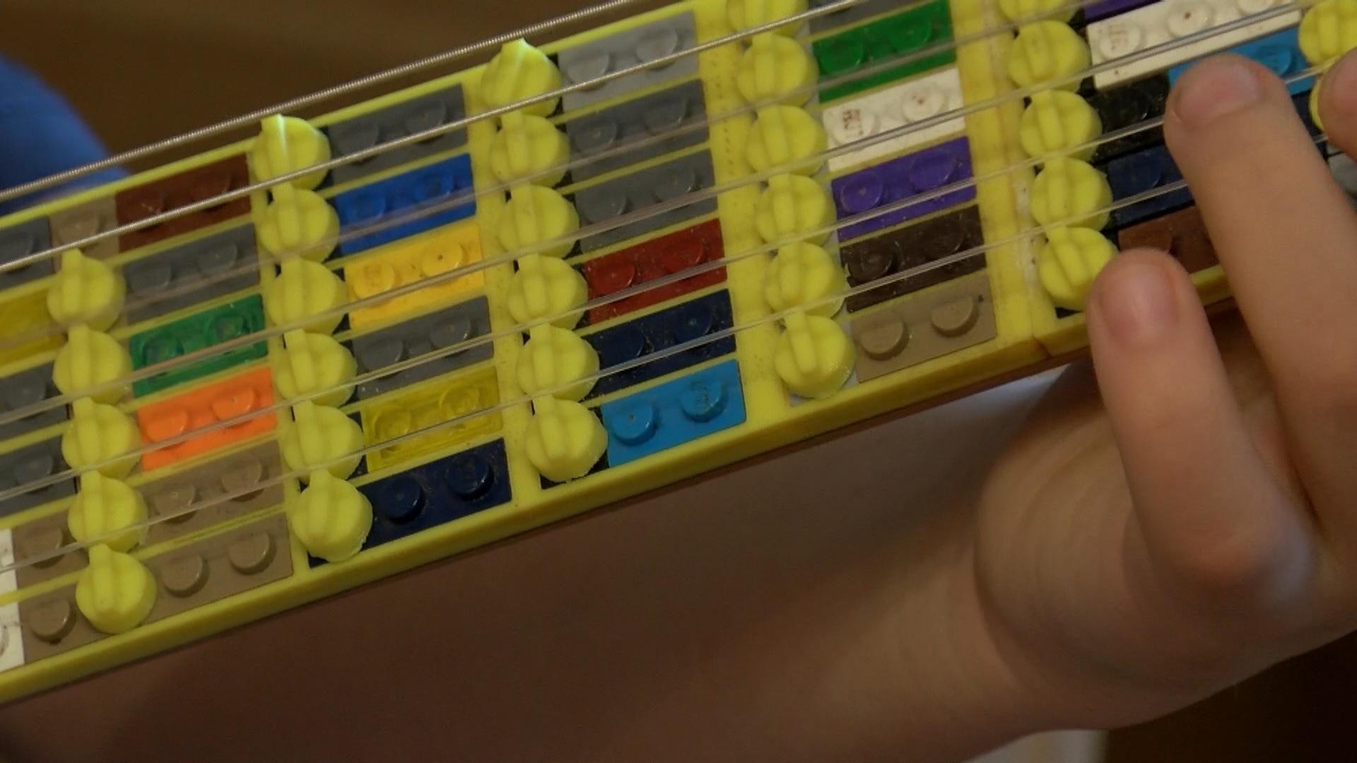 Atlas, Lego gitarının hikayesini anlattı