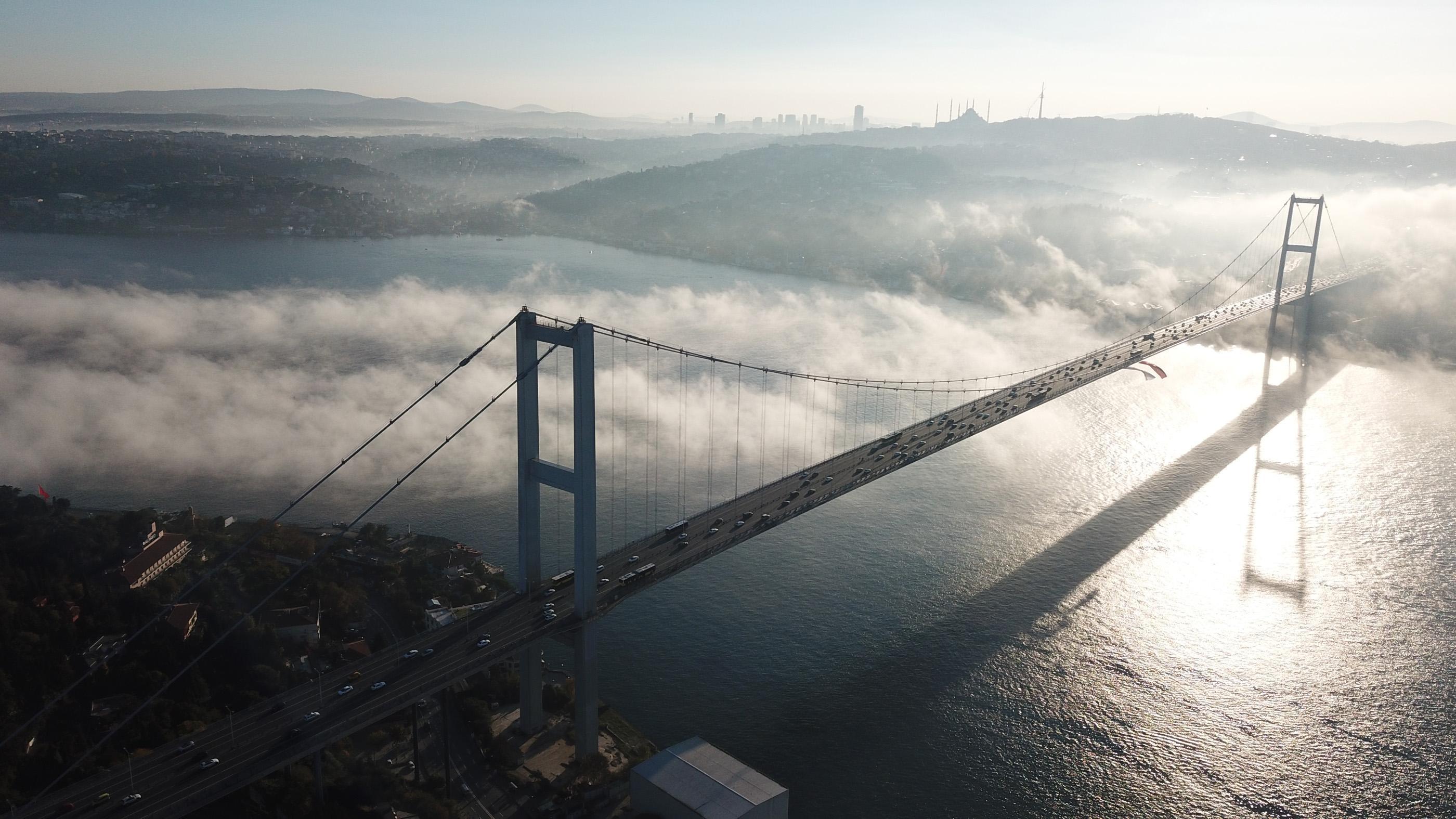 İstanbul Boğazına çöken sis havadan görüntülendi