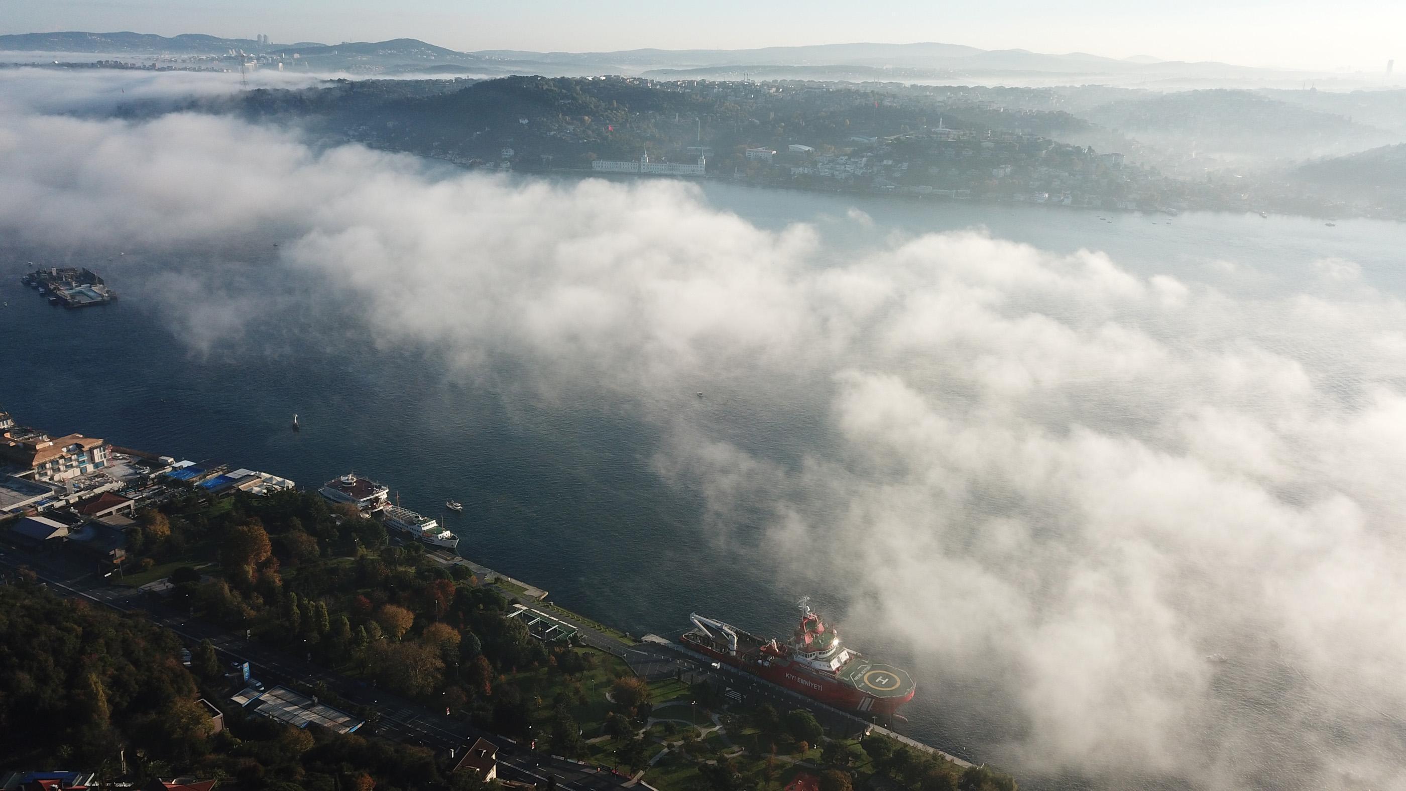 İstanbul Boğazına çöken sis havadan görüntülendi