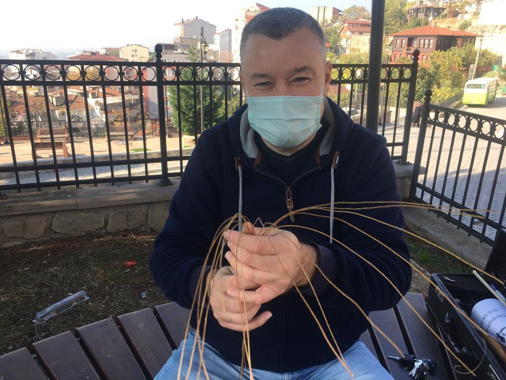 Bağırsaktan enstrüman teli yapıyor