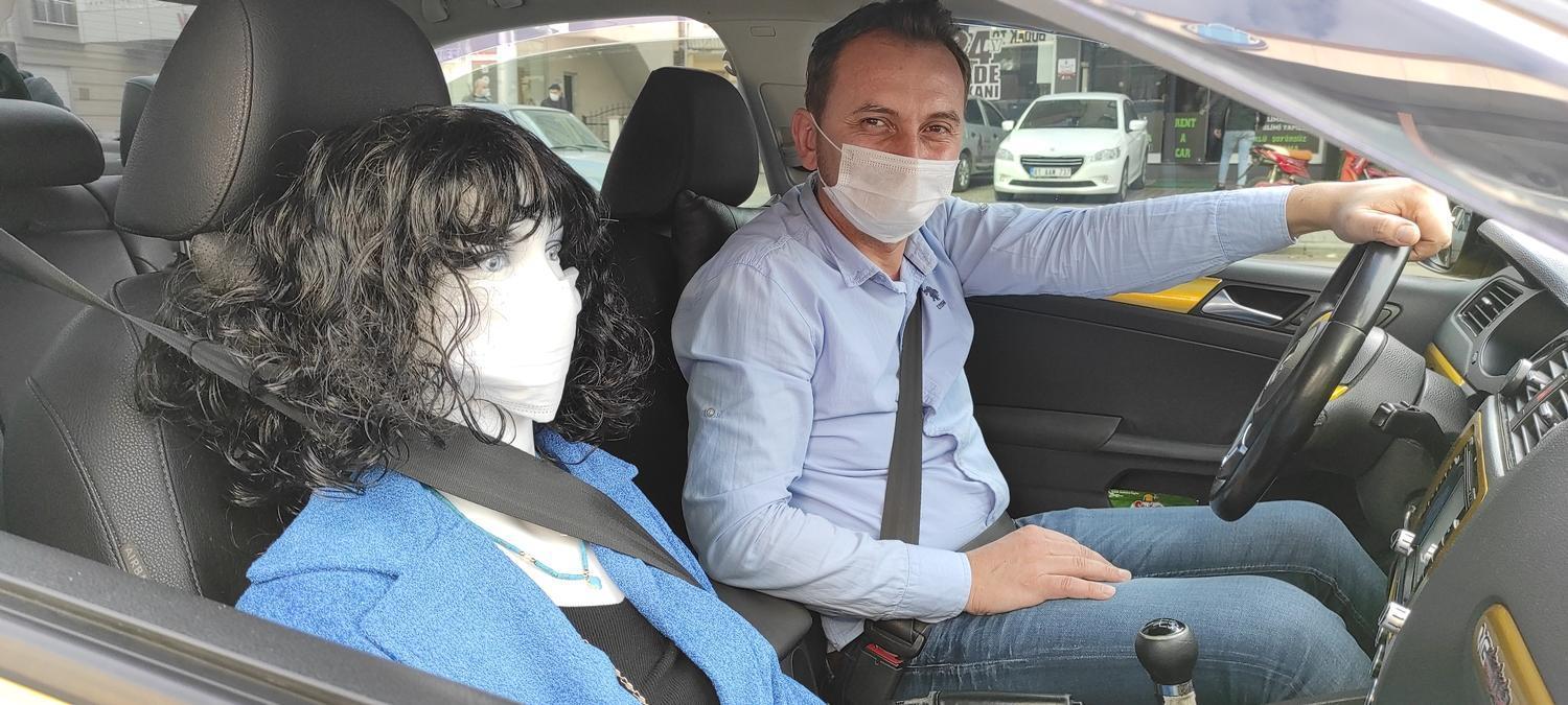 Taksici, ön koltuğa oturulmasını engellemek için cansız manken taşımaya başladı