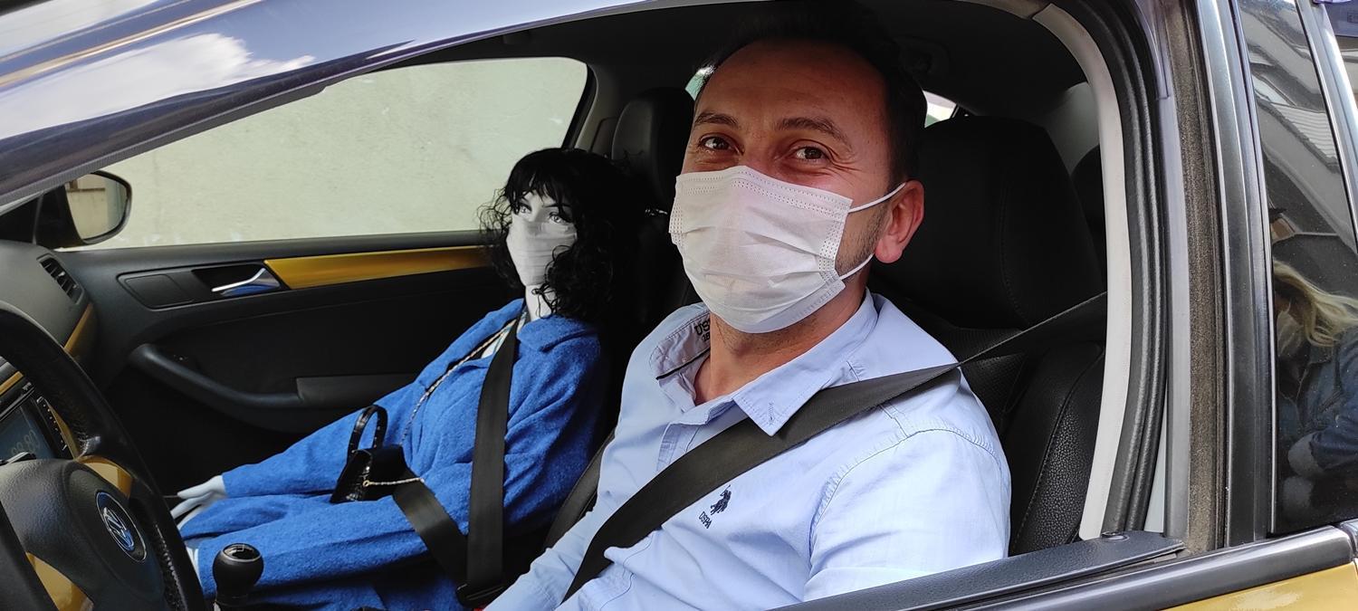 Taksici, ön koltuğa oturulmasını engellemek için cansız manken taşımaya başladı