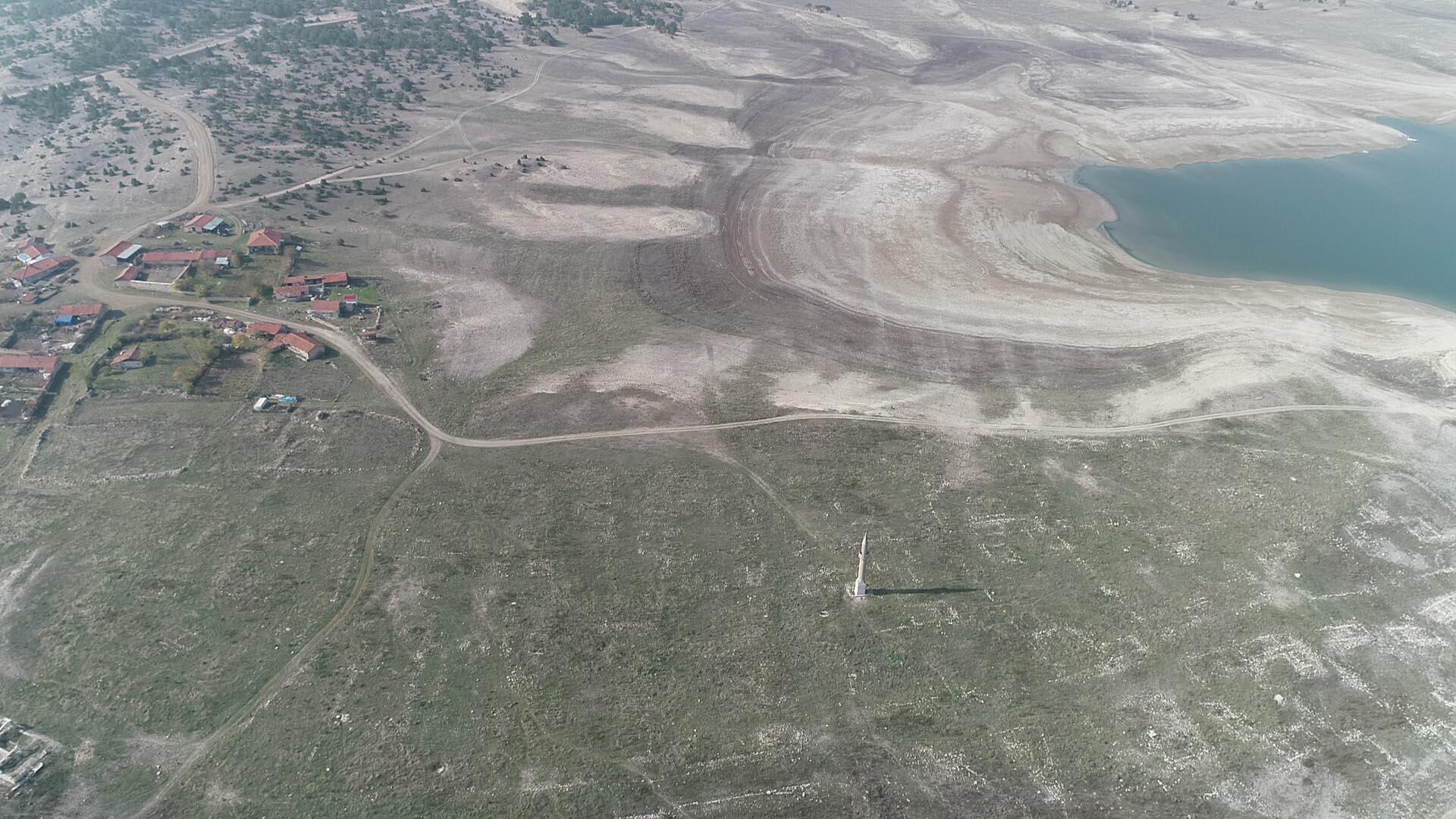 Baraj suları çekildi, eski köy evlerinin bir kısmı ve cami minaresi oraya çıktı