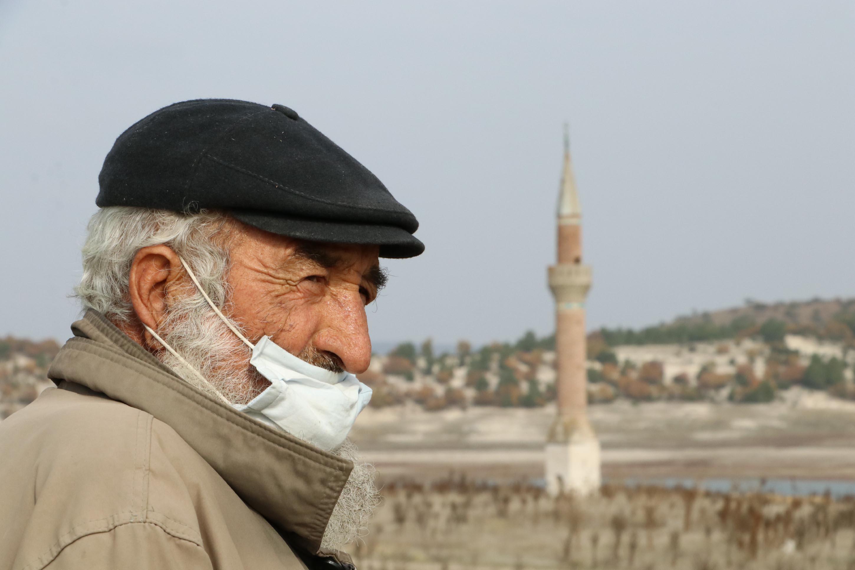 Baraj suları çekildi, eski köy evlerinin bir kısmı ve cami minaresi oraya çıktı
