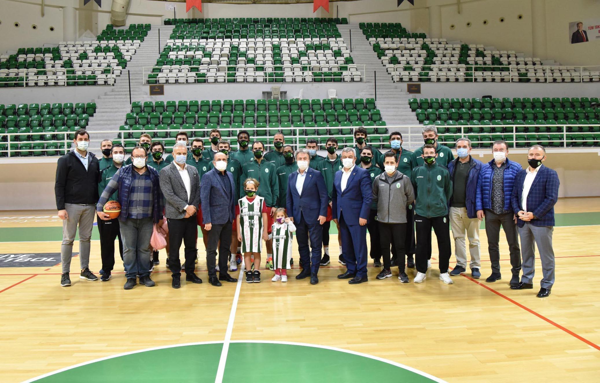 Mucize bebek Aydadan basketbol sahasında iyiyim pozu