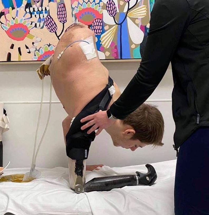 Forkliftin altında kalarak vücudunun yarısını kaybeden genç, hayata böyle tutundu