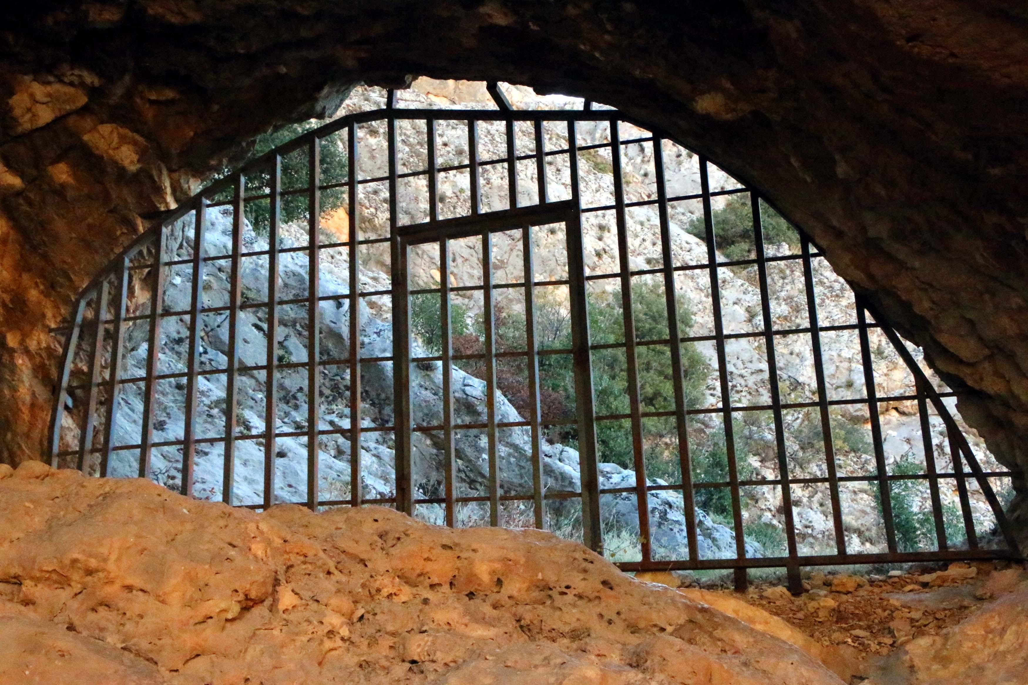 Defineciler tarafından tahrip edilen mağarada demir kapılı önlem