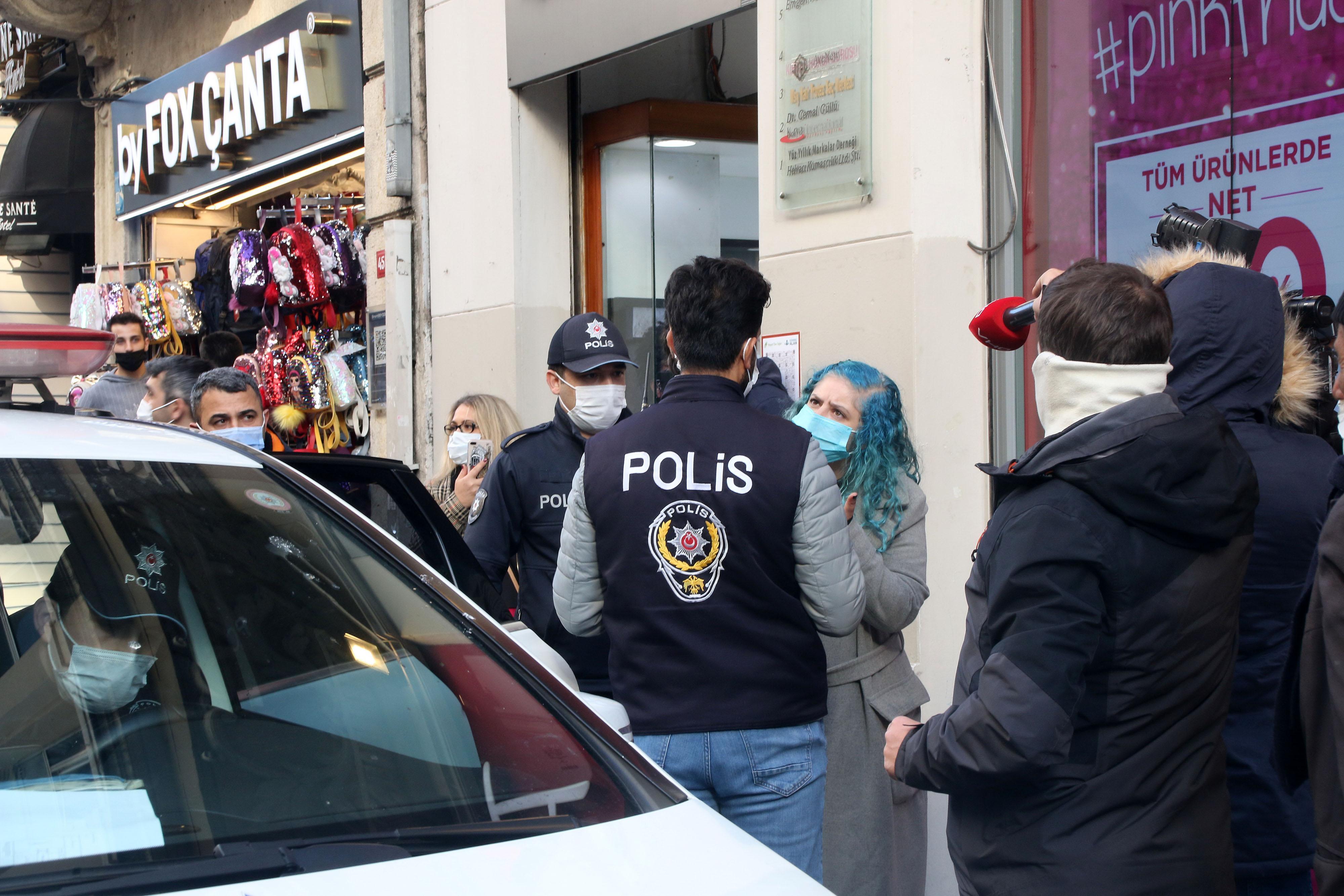 Taksimde maske takmadığı için ceza yazılmak istenen kadın polise zor anlar yaşattı