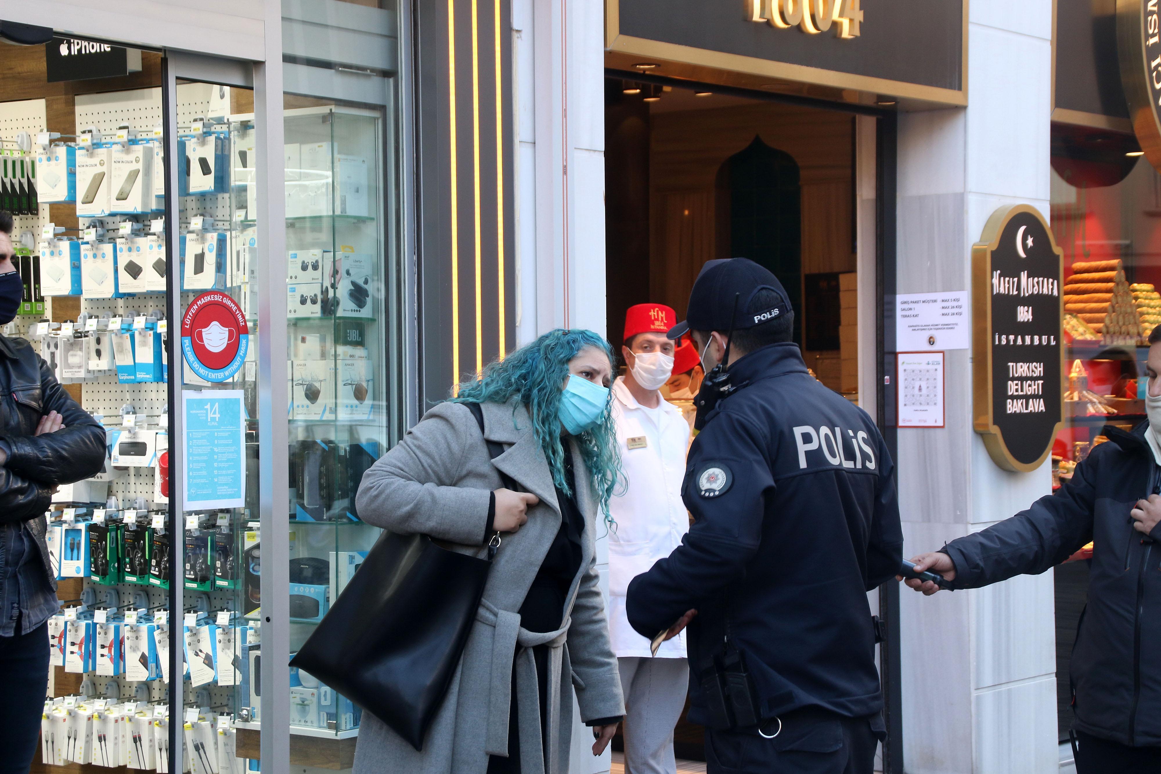 Taksimde maske takmadığı için ceza yazılmak istenen kadın polise zor anlar yaşattı