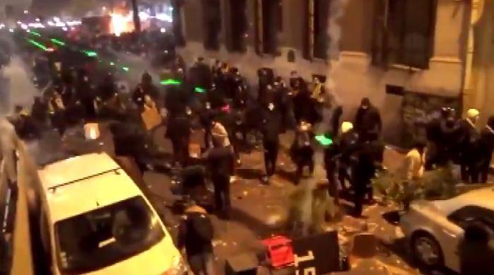 Paris’te güvenlik yasası protestolarında göstericilere polis müdahalesi