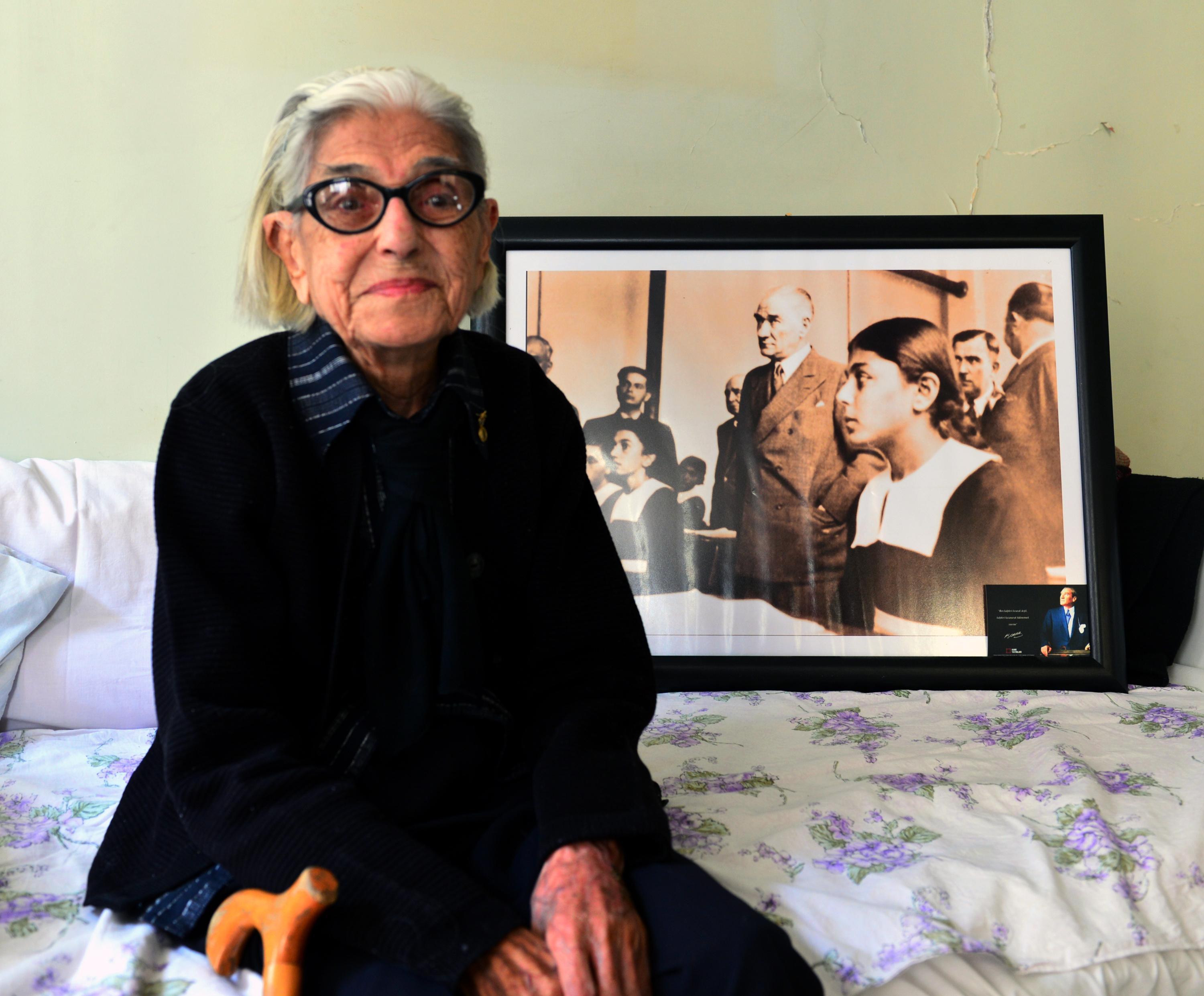 Atatürkle fotoğrafı bulunan Remziye Tatlı , 99 yaşında hayatını kaybetti