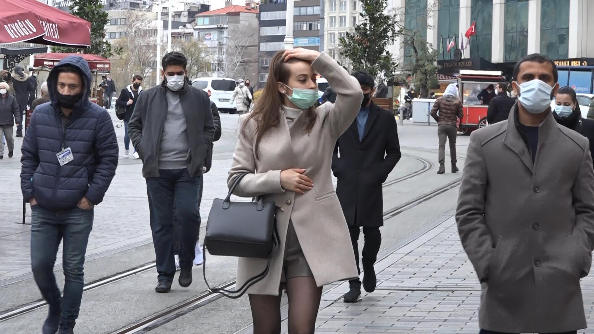 İstiklal Caddesinde kamerayı görünce maskeyi indirip poz verdi