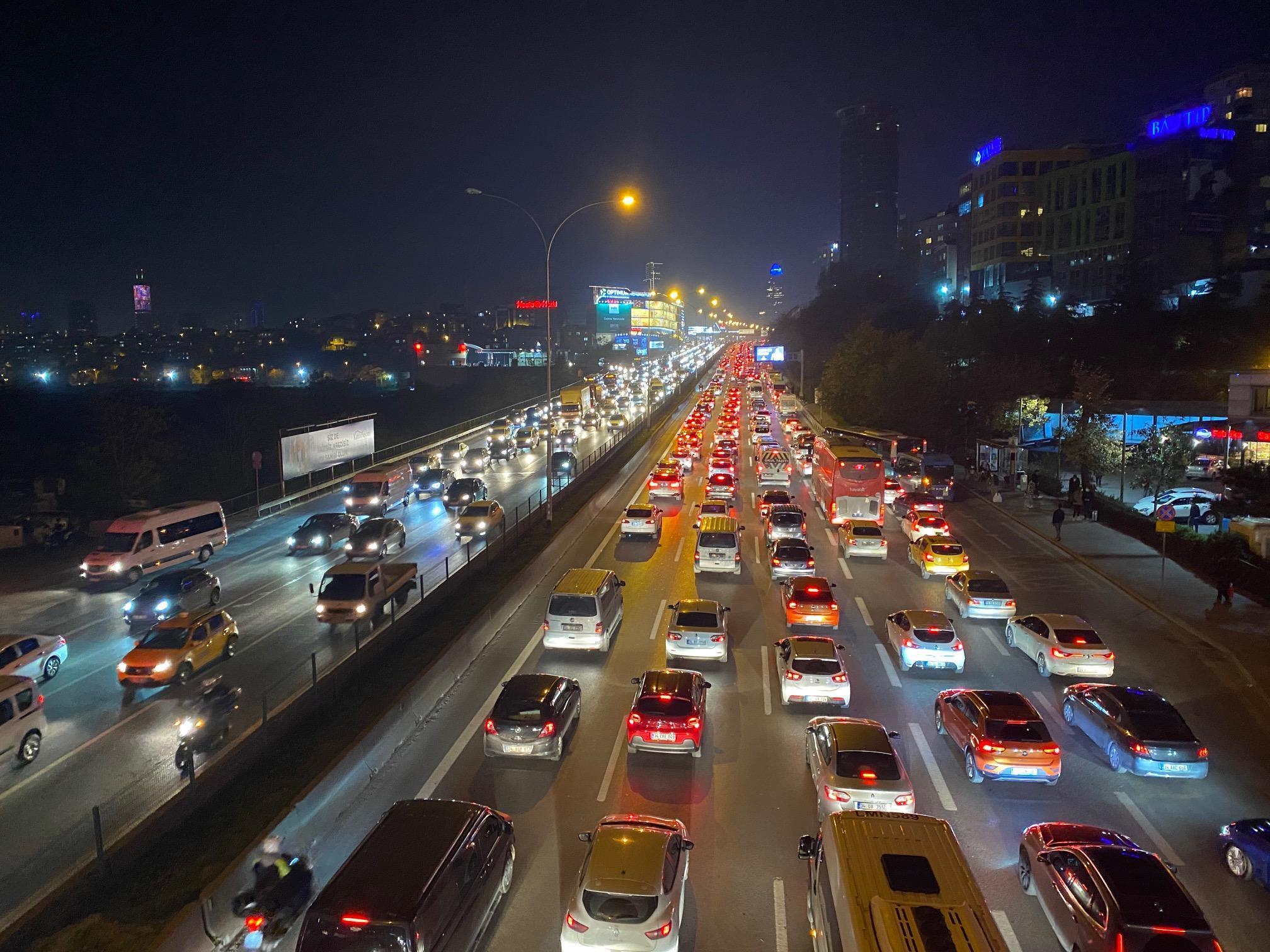 İstanbulda kısıtlama öncesinde trafik yoğunluğu yüzde 80