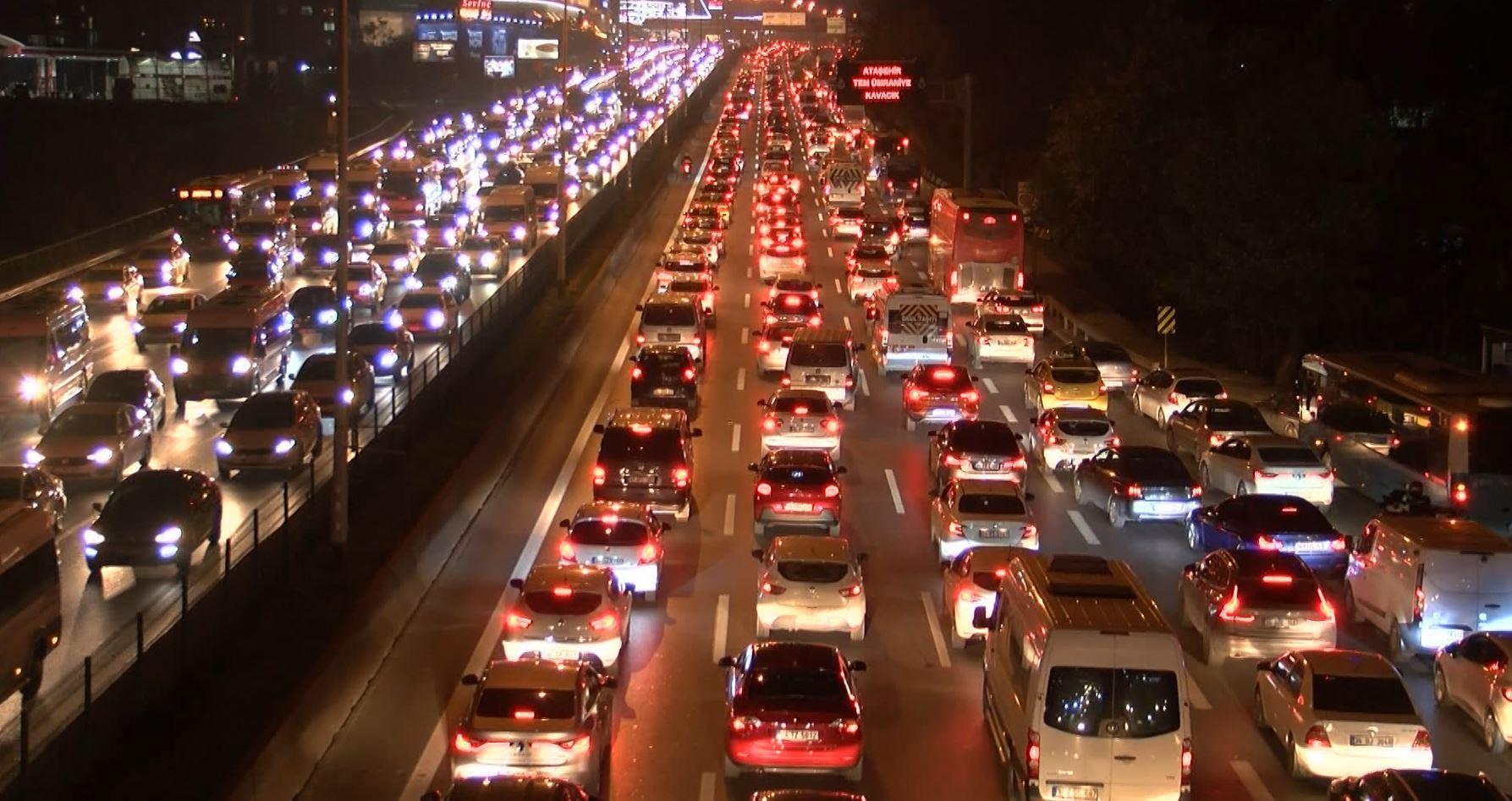 İstanbulda kısıtlama öncesinde trafik yoğunluğu yüzde 80
