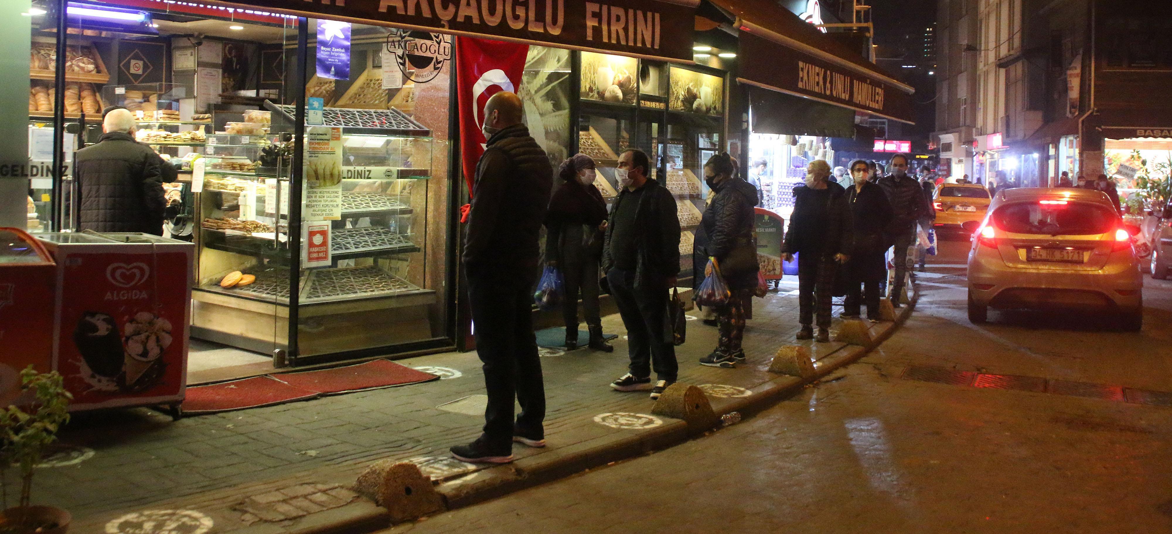 İstanbullular hafta sonu kısıtlaması öncesi alışveriş kuyruğunda