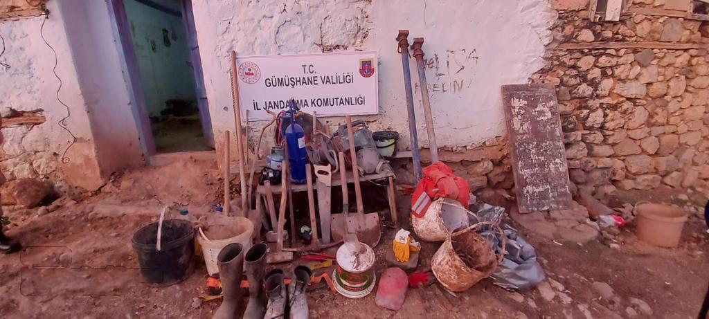 Evin altında 12 metre tünel kazıp, define arayan 7 kişiye suçüstü