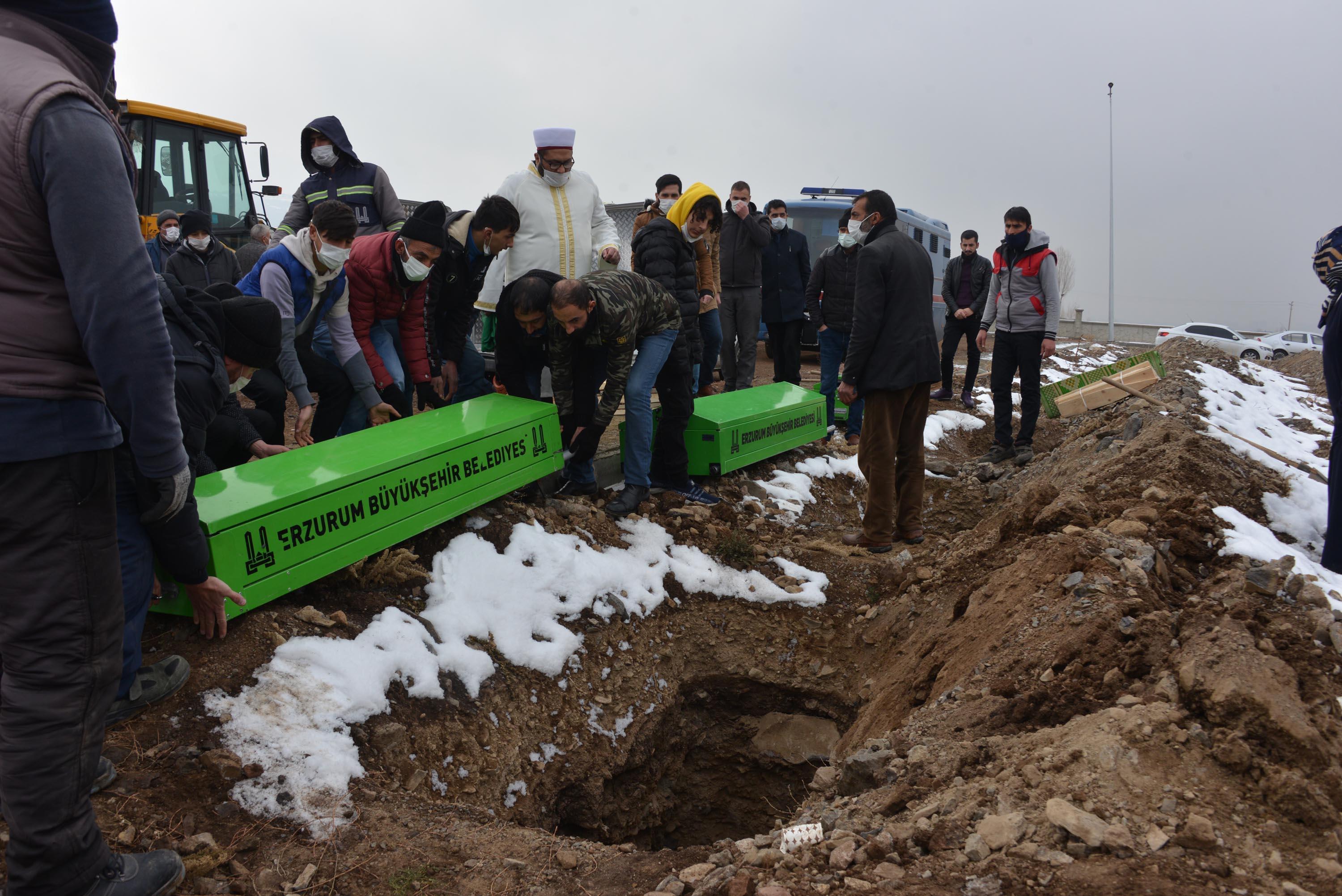 Eski eşinin öldürdüğü kadın ve 2 kızının cenazeleri yanyana defnedildi