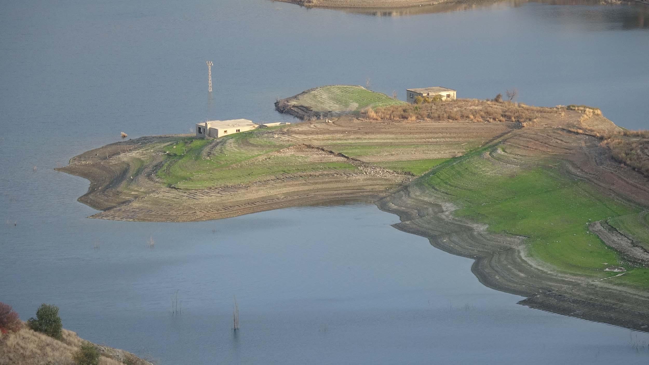 Alaköprü Barajında su seviyesi düştü, evlerin çatıları göründü