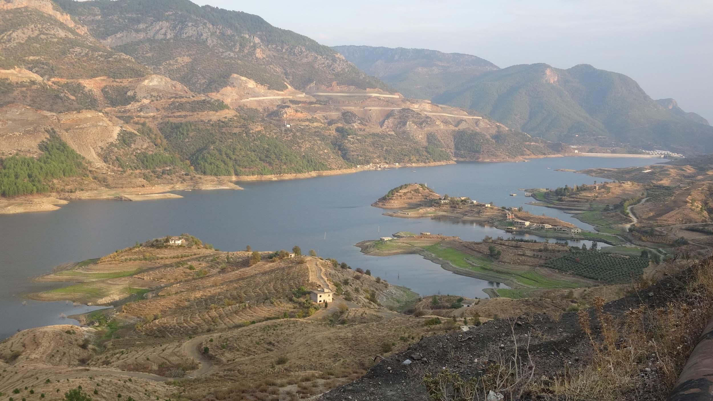 Alaköprü Barajında su seviyesi düştü, evlerin çatıları göründü