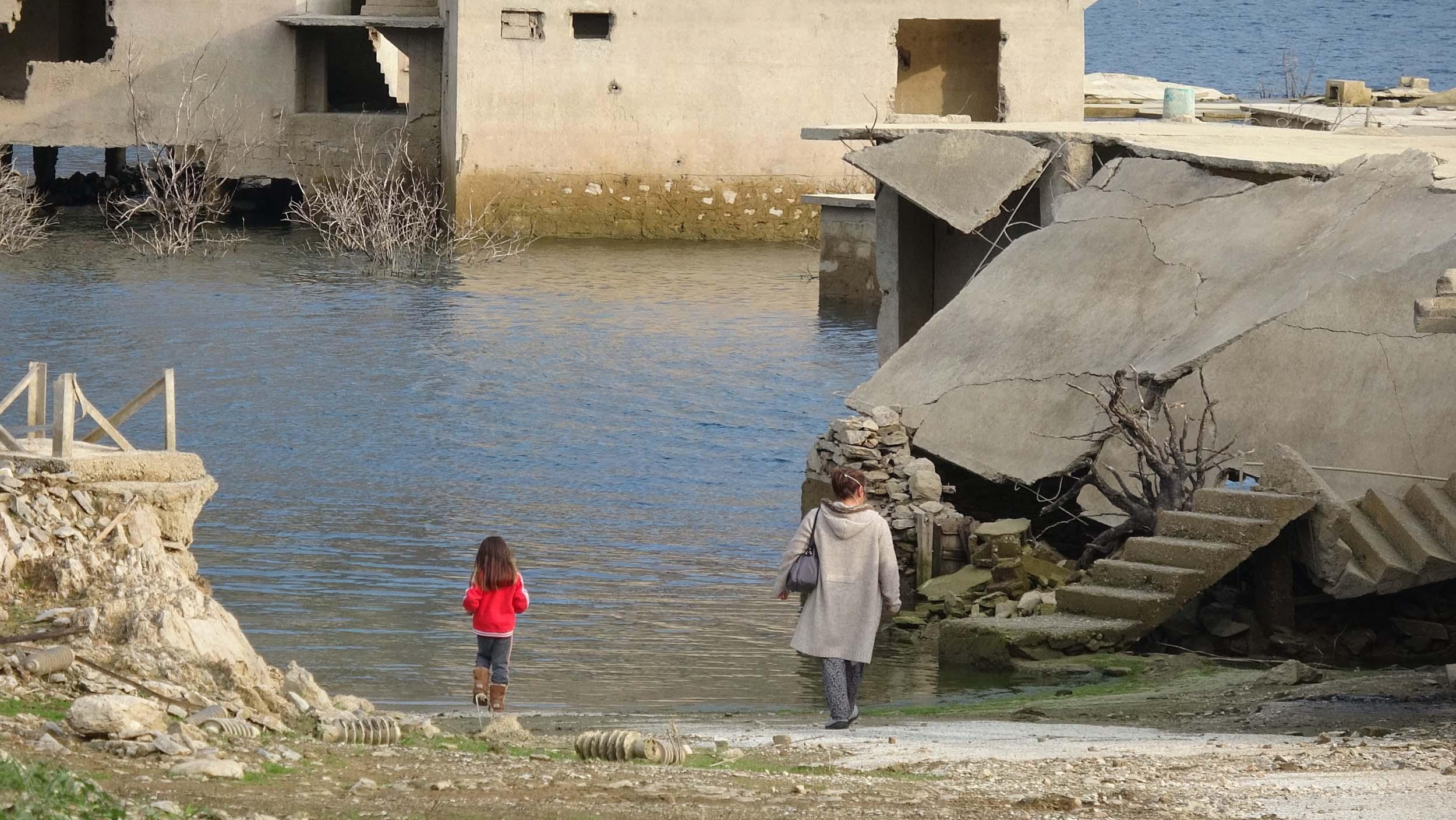 Alaköprü Barajında su seviyesi düştü, evlerin çatıları göründü