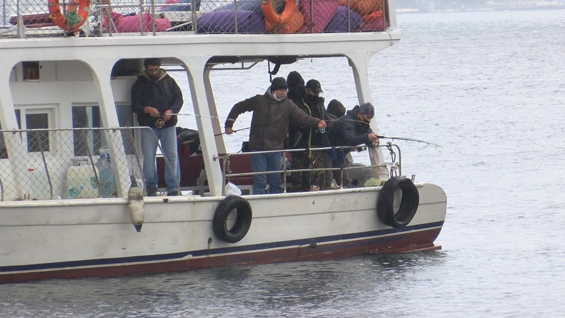 Olta balıkçılarına 3 metre şartı... Arnavutköy sahilde uyuldu,  teknede bozuldu
