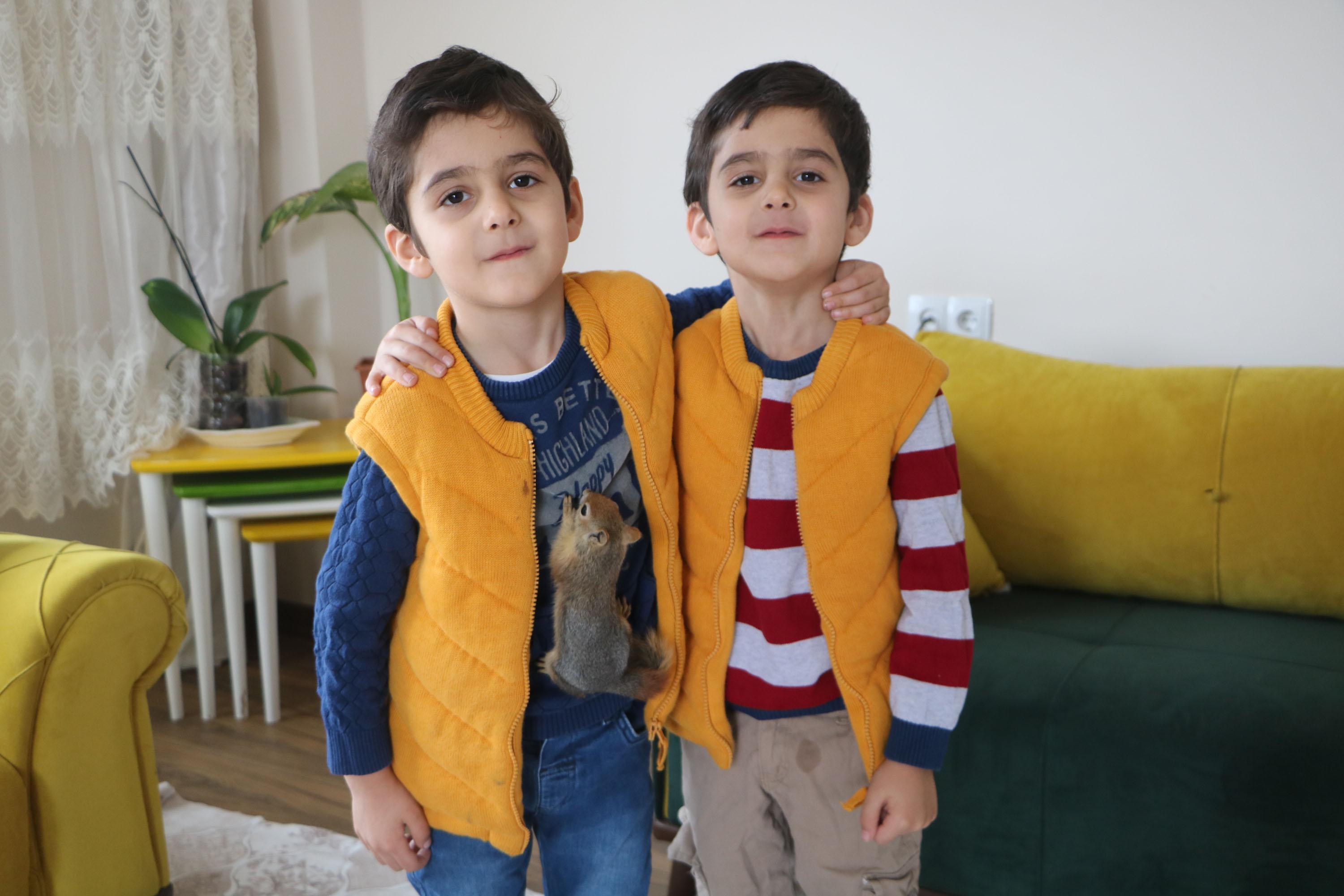 Yavru sincap, ikizlerin neşesi oldu