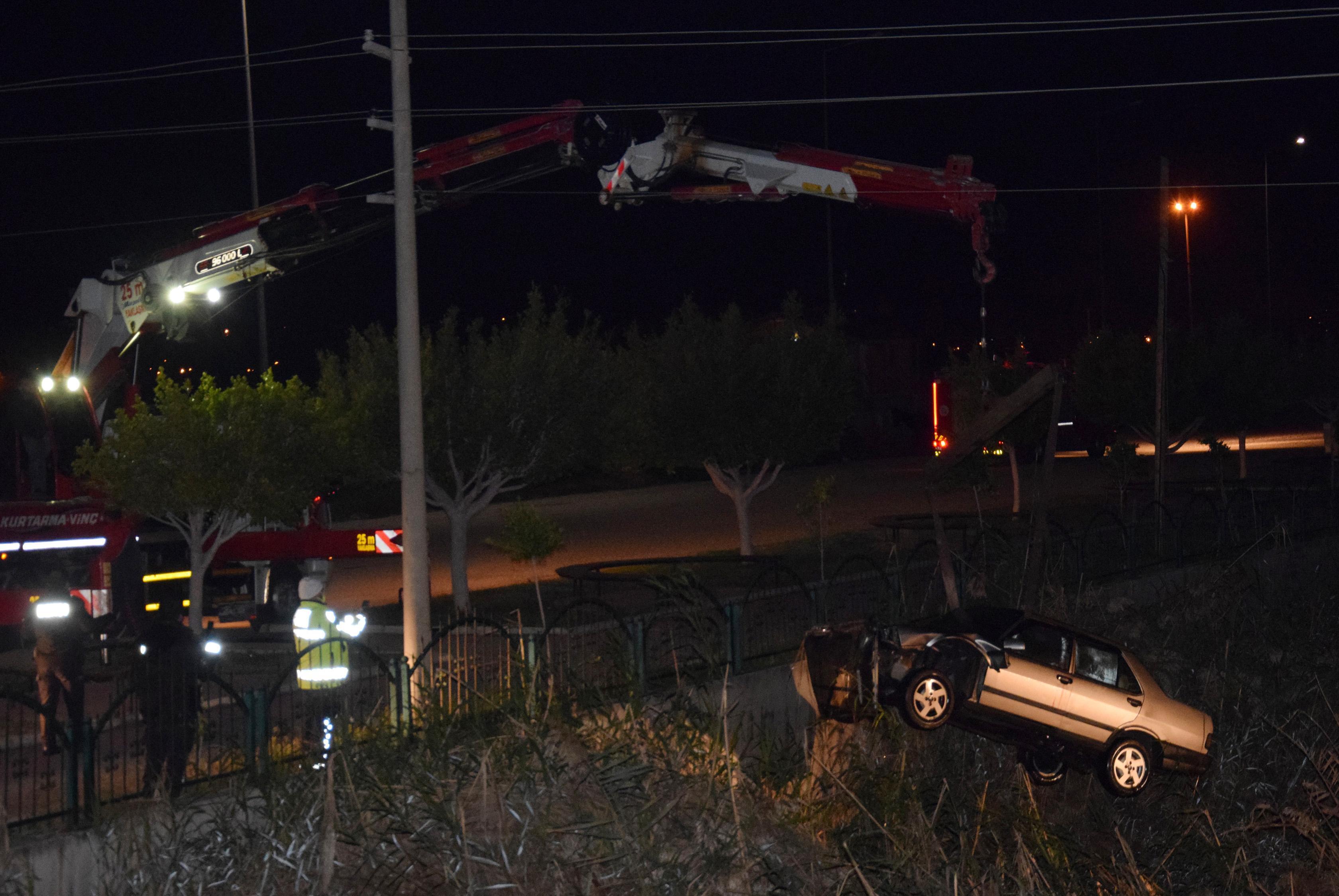 Otomobiliyle dereye uçan alkollü sürücü, güçlükle ikna edilip, kurtarıldı
