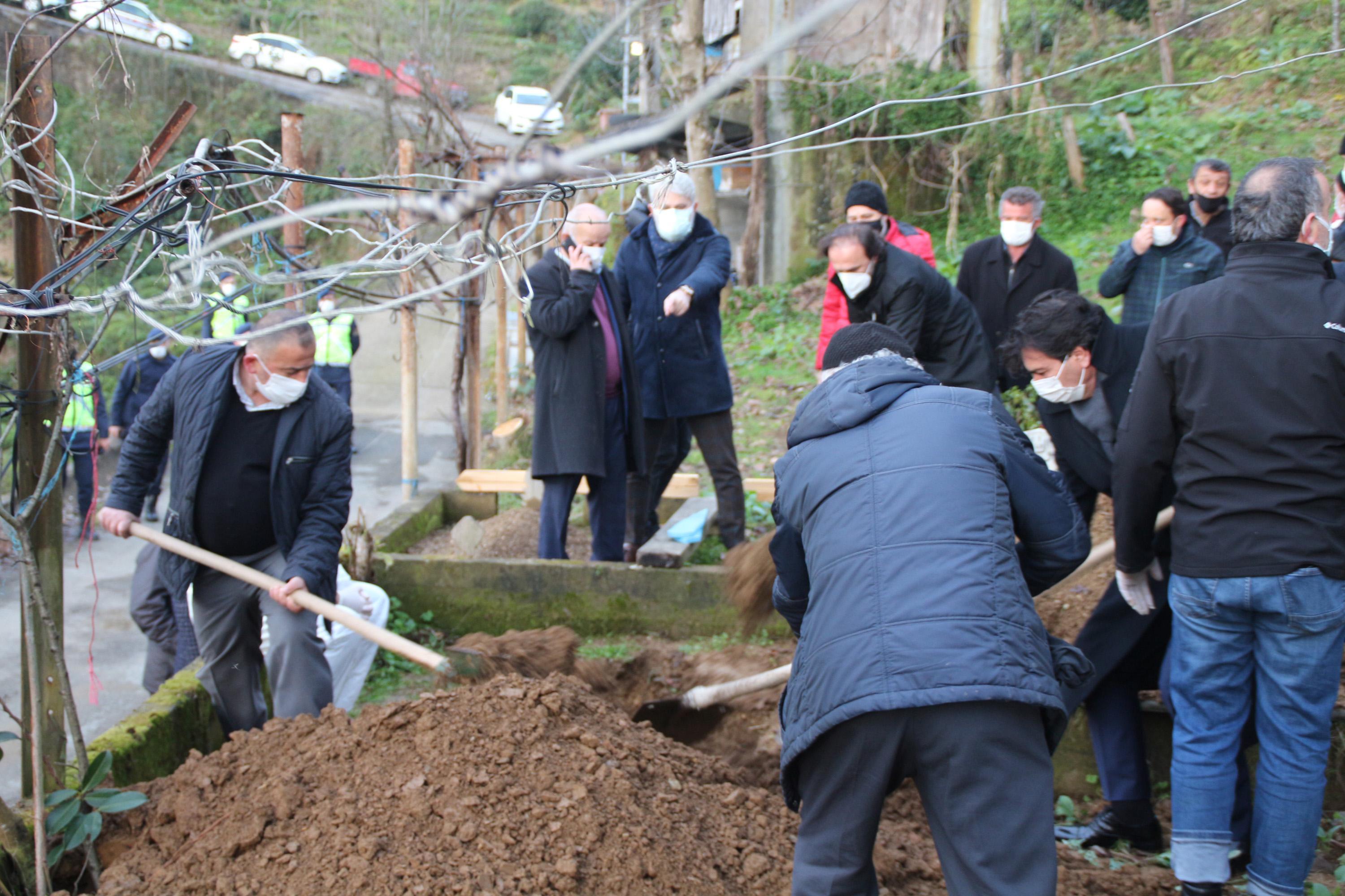 Cumhurbaşkanı Erdoğanın vefat eden yeğeni toprağa verildi
