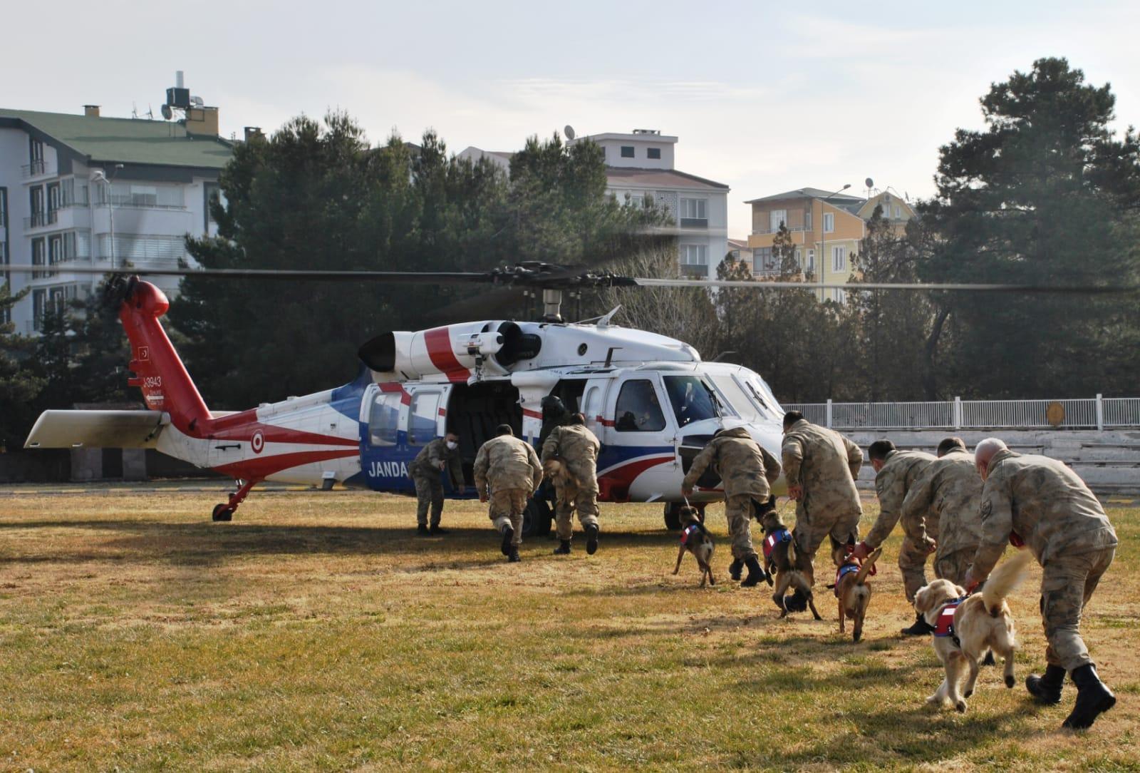 JAKEM köpeklerine helikoptere inme-binme eğitimi
