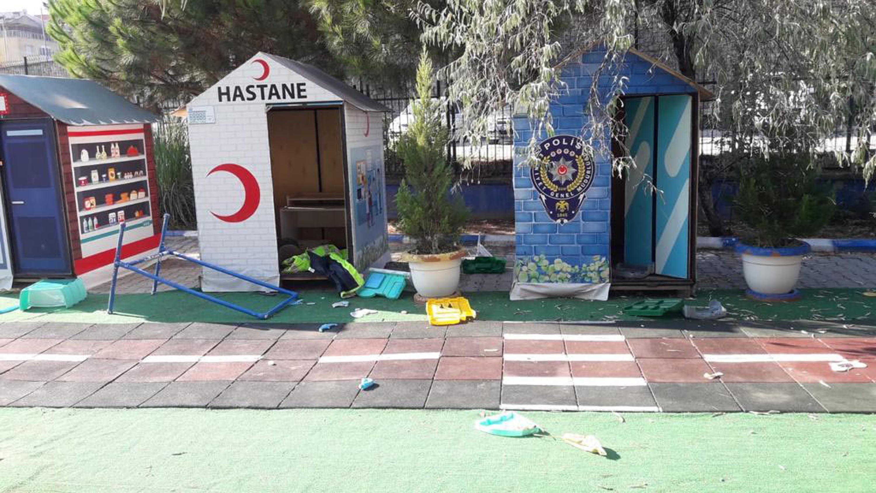 Okuldaki eşyalara zarar verenler kamerada