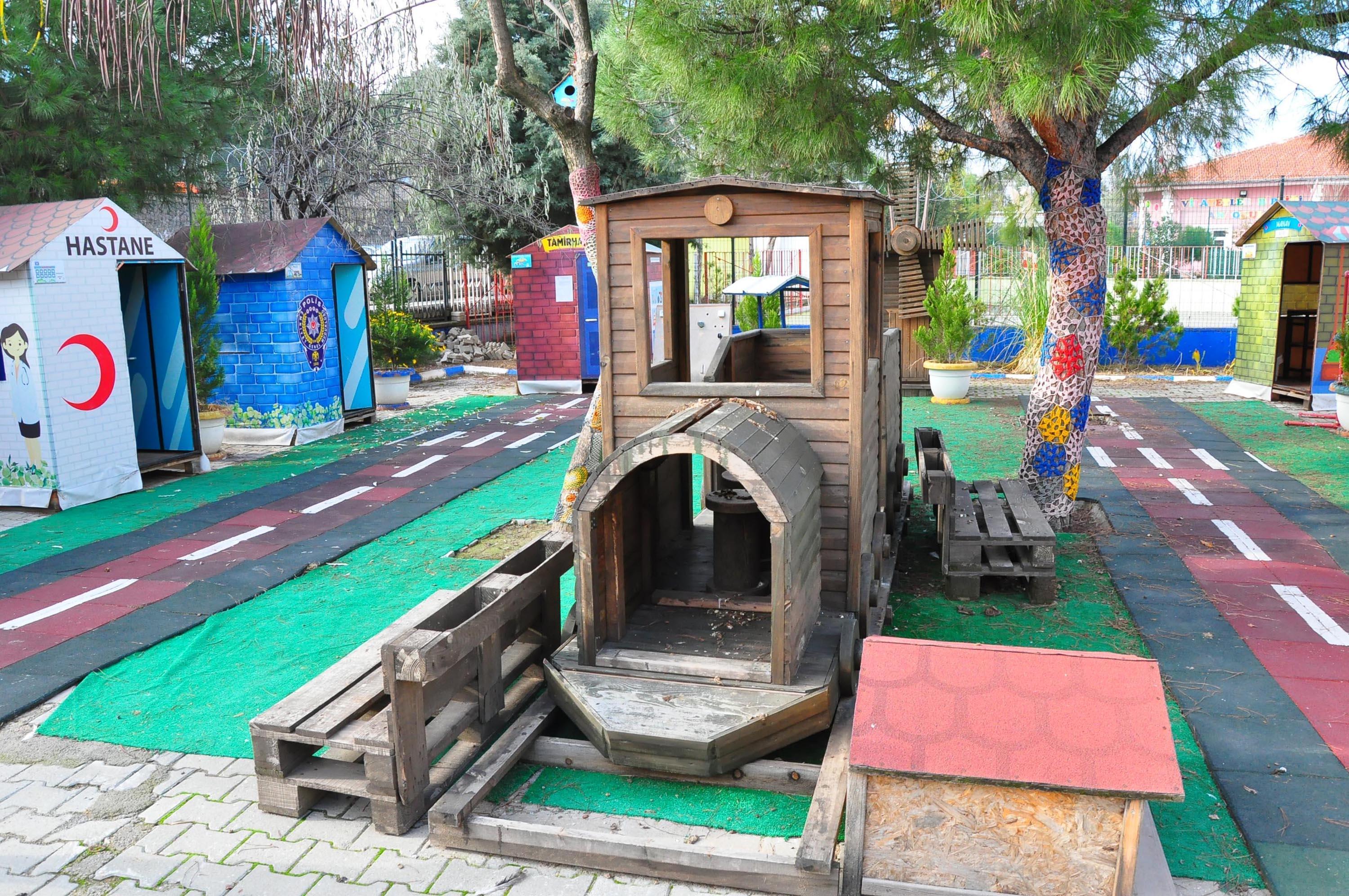 Okuldaki eşyalara zarar verenler kamerada