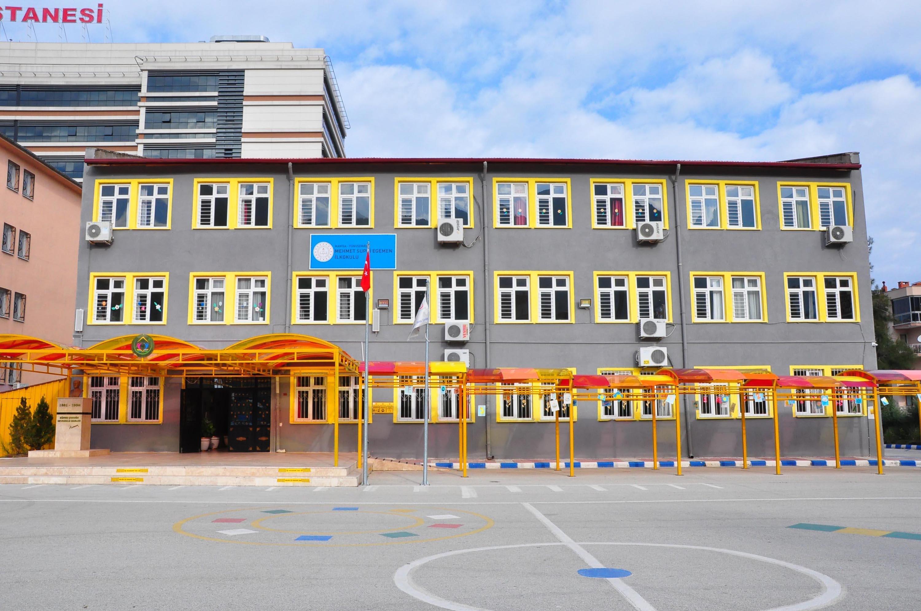 Okuldaki eşyalara zarar verenler kamerada