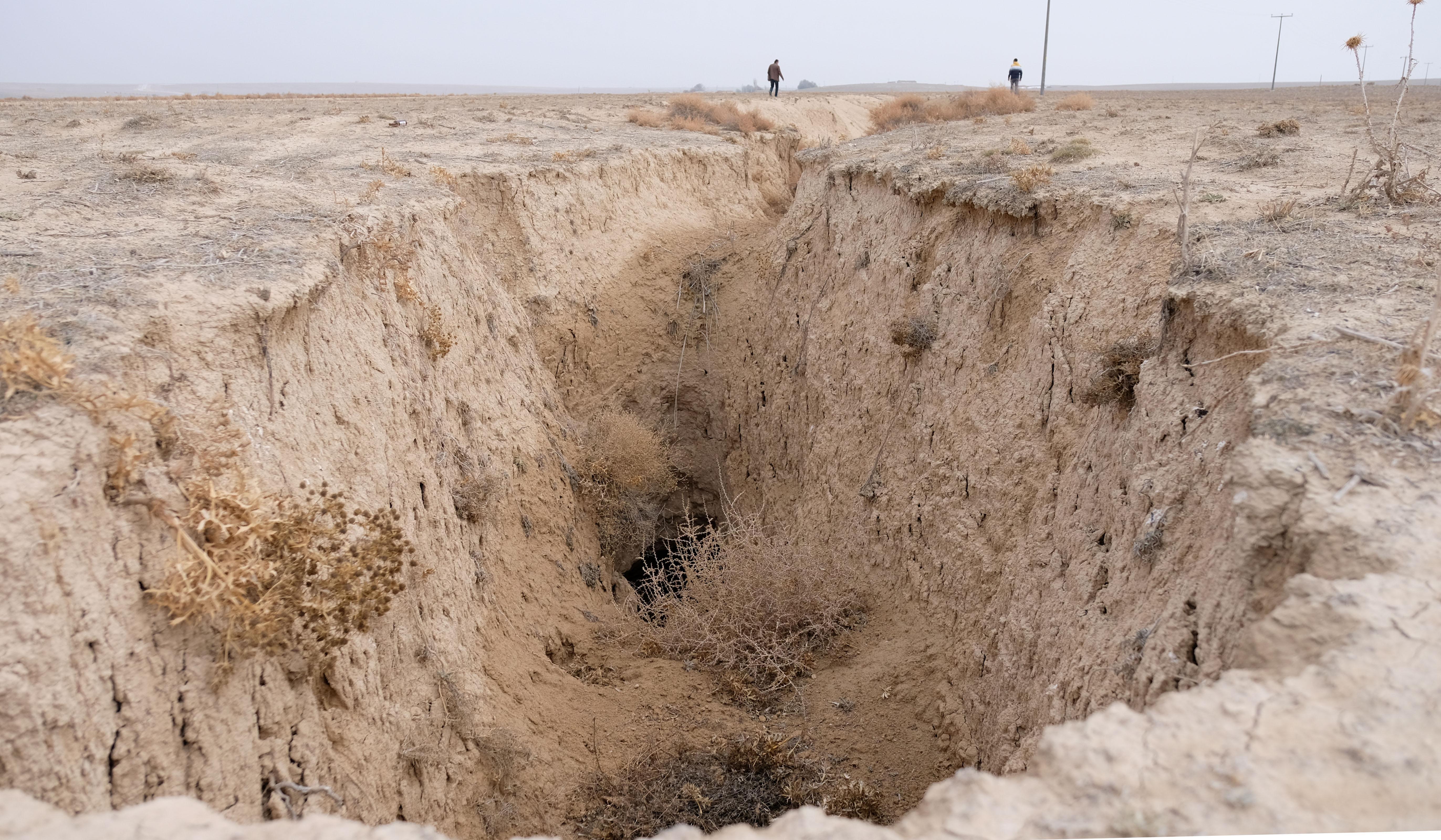 Karapınarda bu kez de üzerinden yol geçen 630 metre çapında obruk tespit edildi
