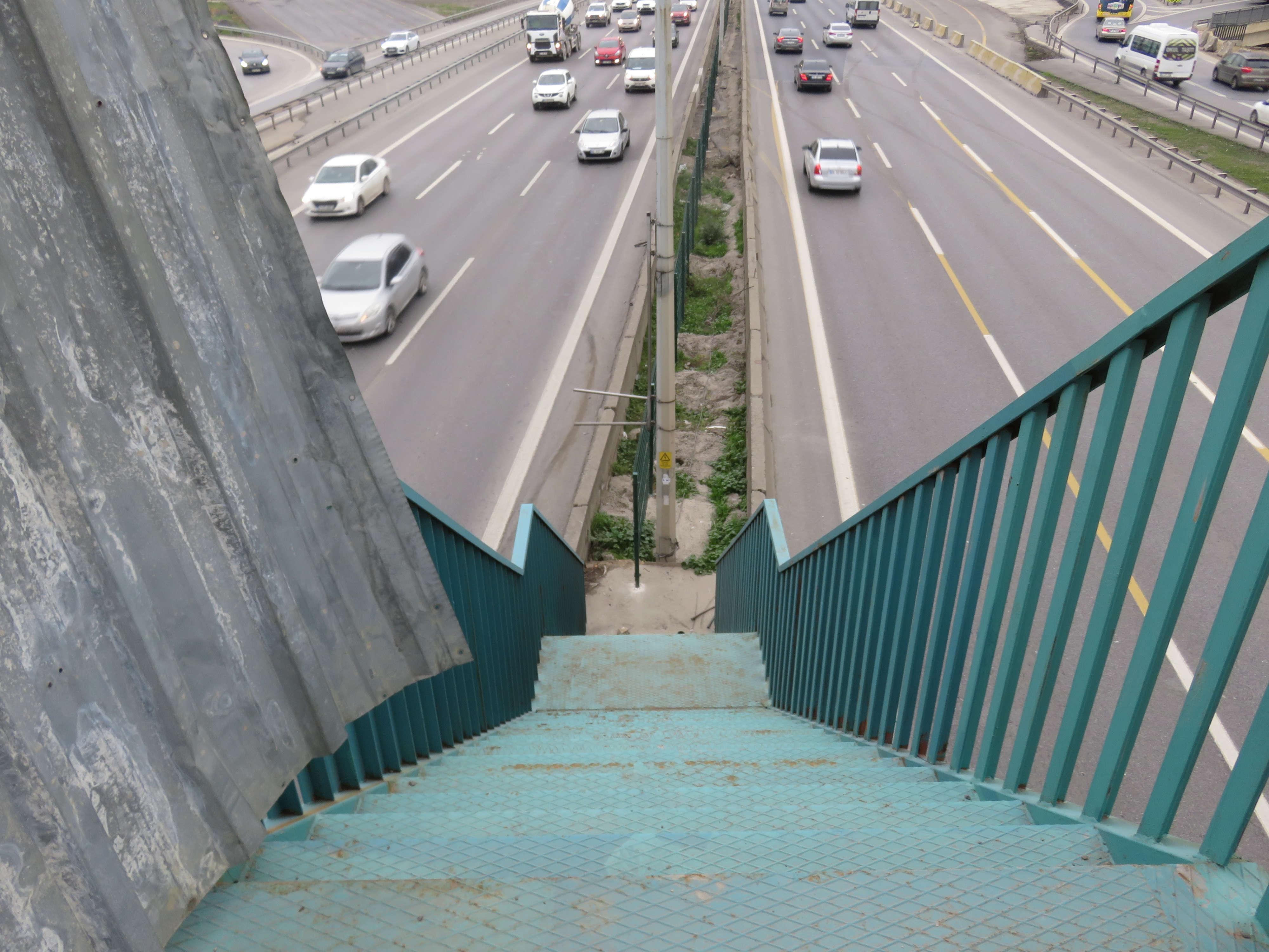 Göztepe Köprüsünden D-100 Karayoluna inen merdiven görenleri şaşkına çeviriyor