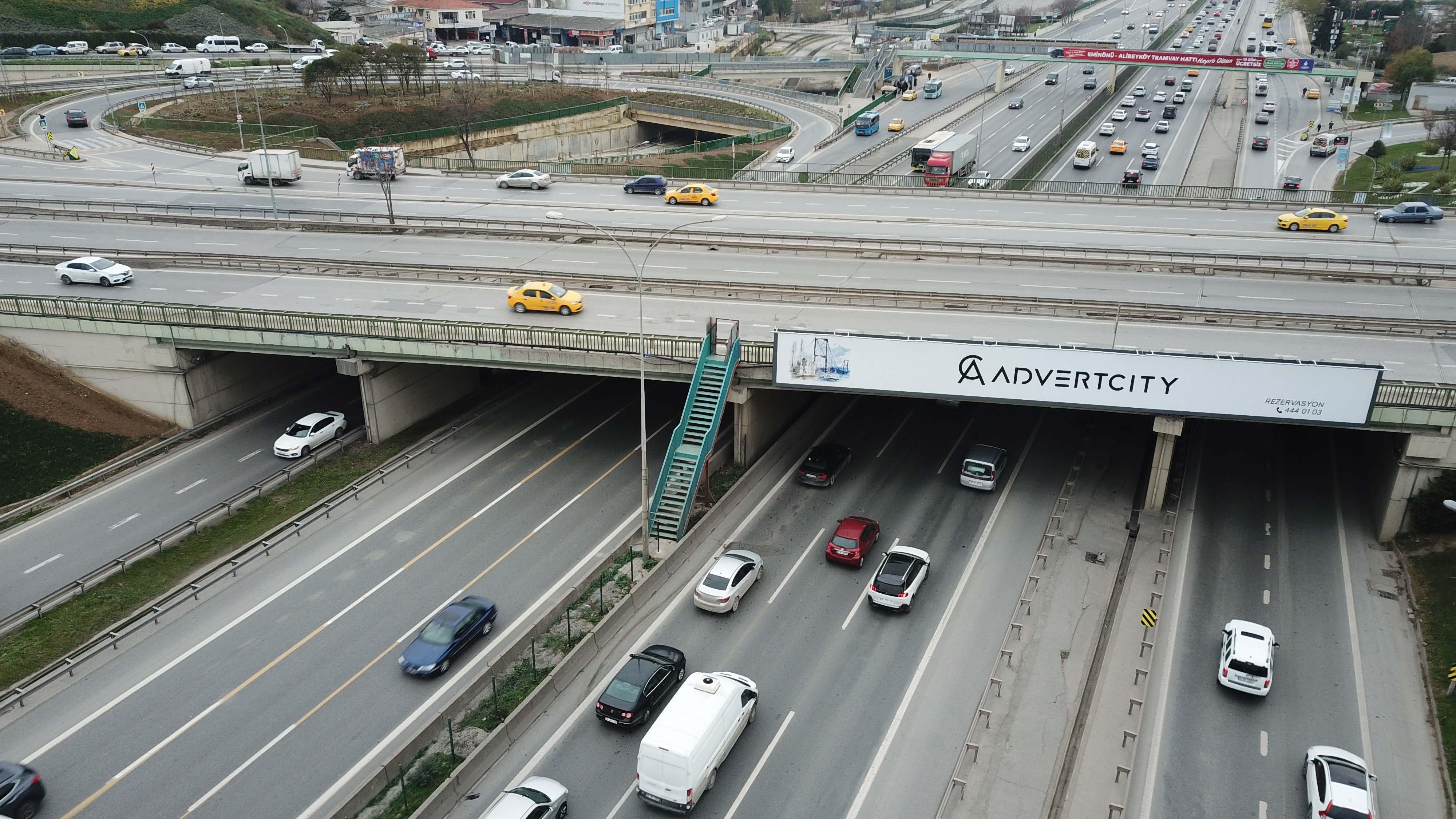 Göztepe Köprüsünden D-100 Karayoluna inen merdiven görenleri şaşkına çeviriyor