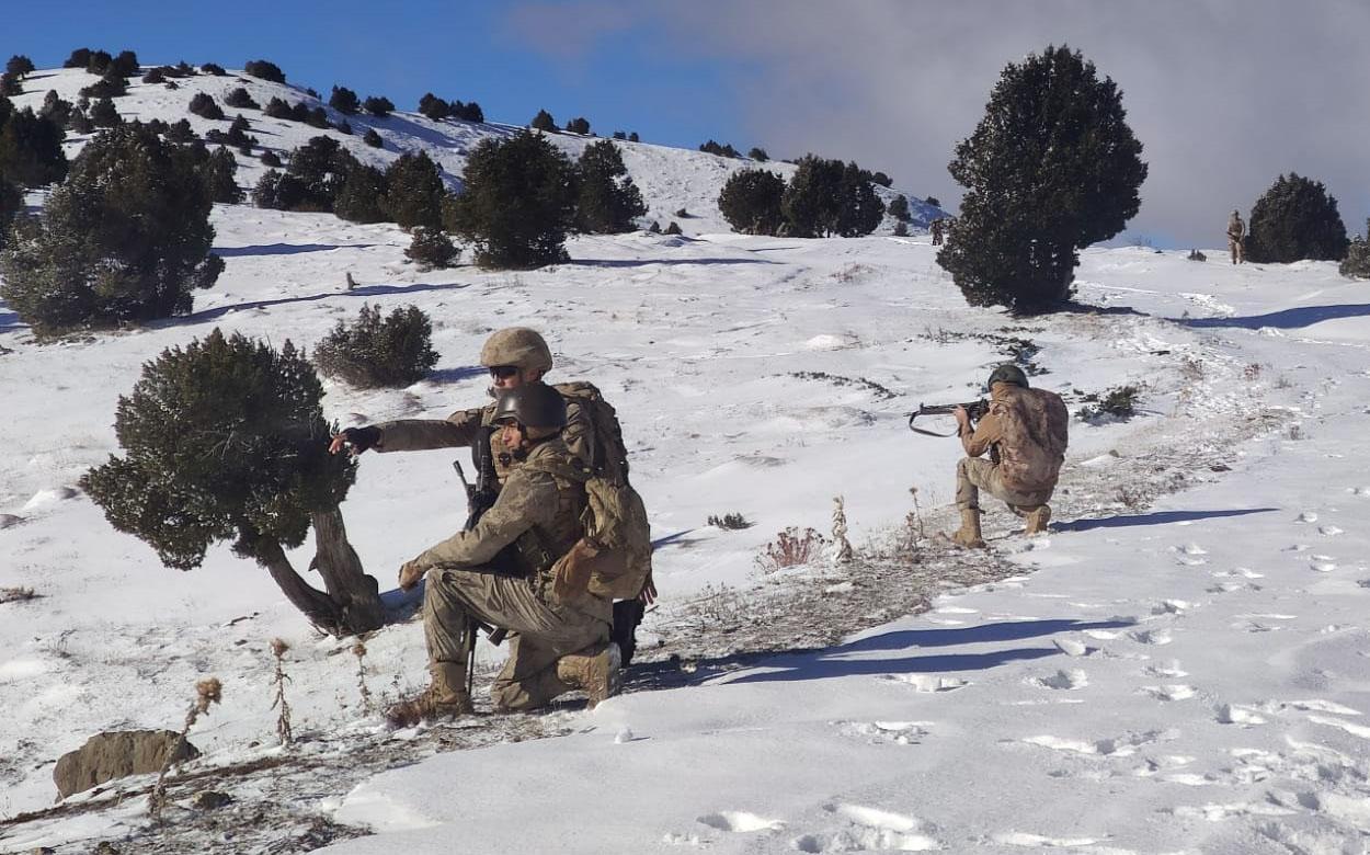 Sivasta komandoların operasyonları sürüyor